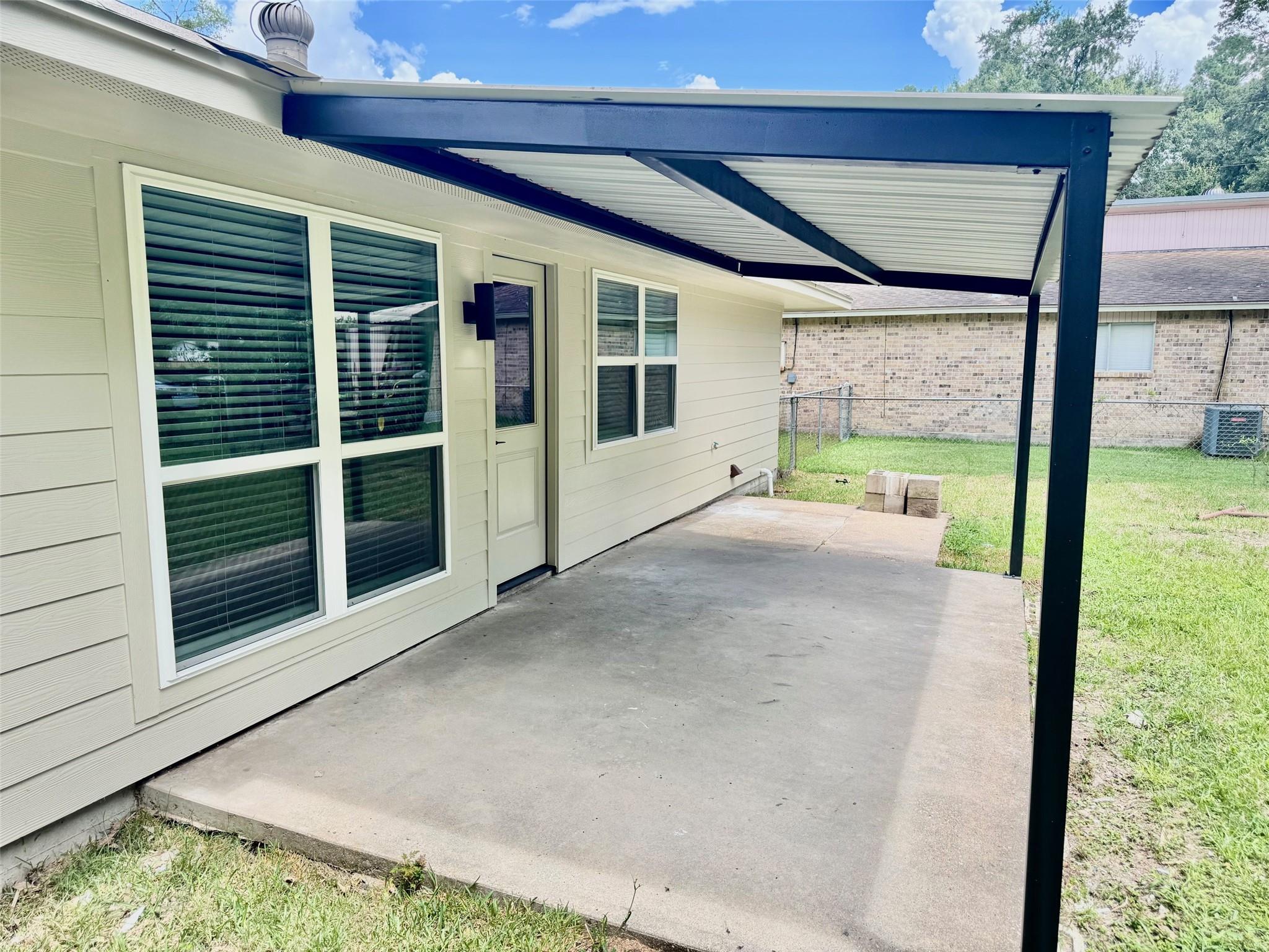1303 S Franklin Ave, Cleveland, TX 77327 photo