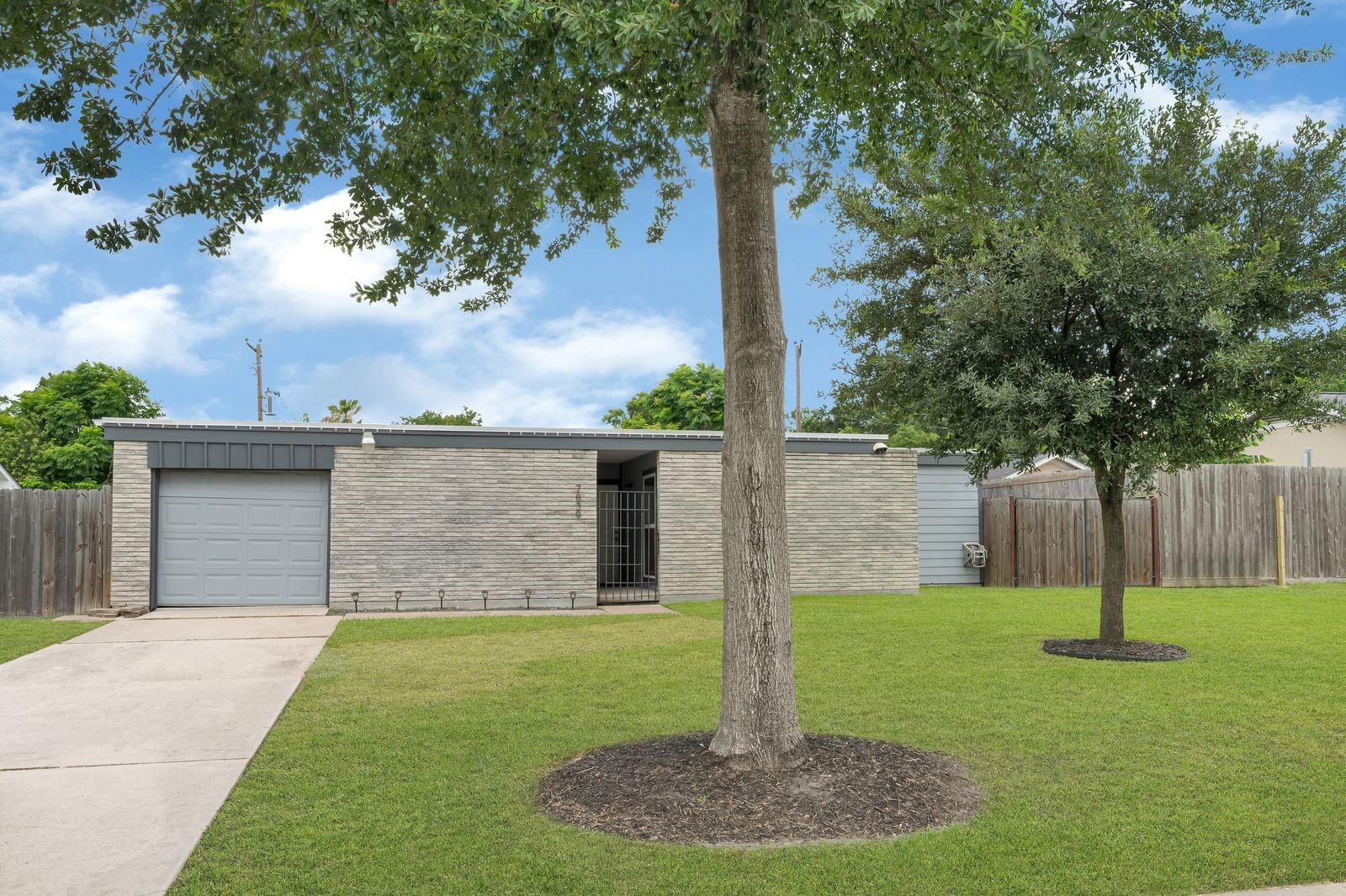 7839 Fondren Rd, Houston, TX 77074 photo