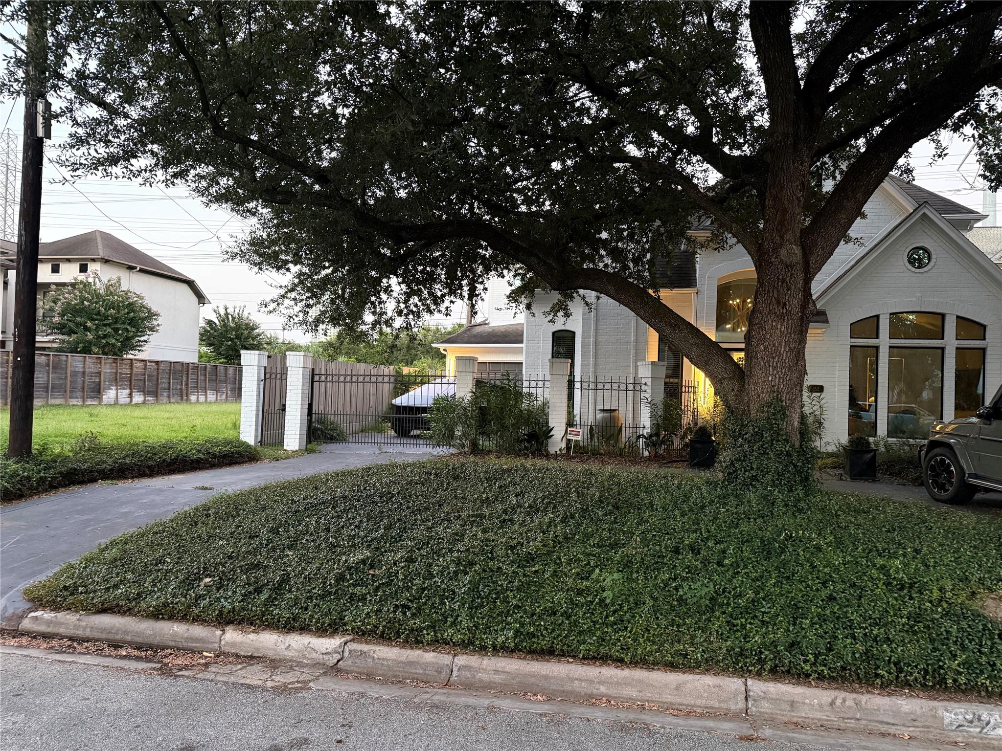 20 Hackberry Ln #B, Houston, TX 77027 photo