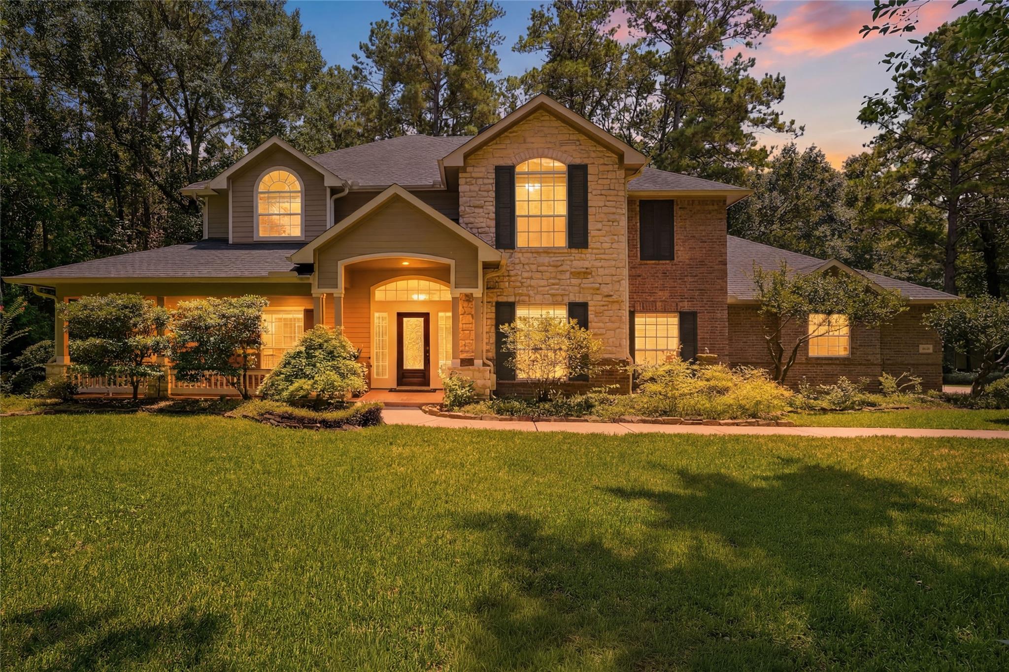 8766 Skyline Ln, Conroe, TX 77302