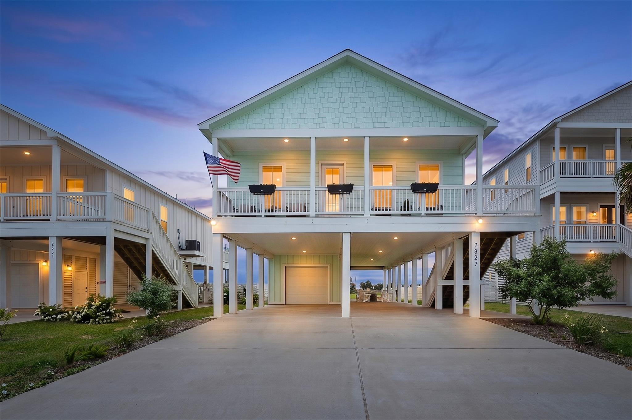 2527 103 St, Galveston, TX 77554