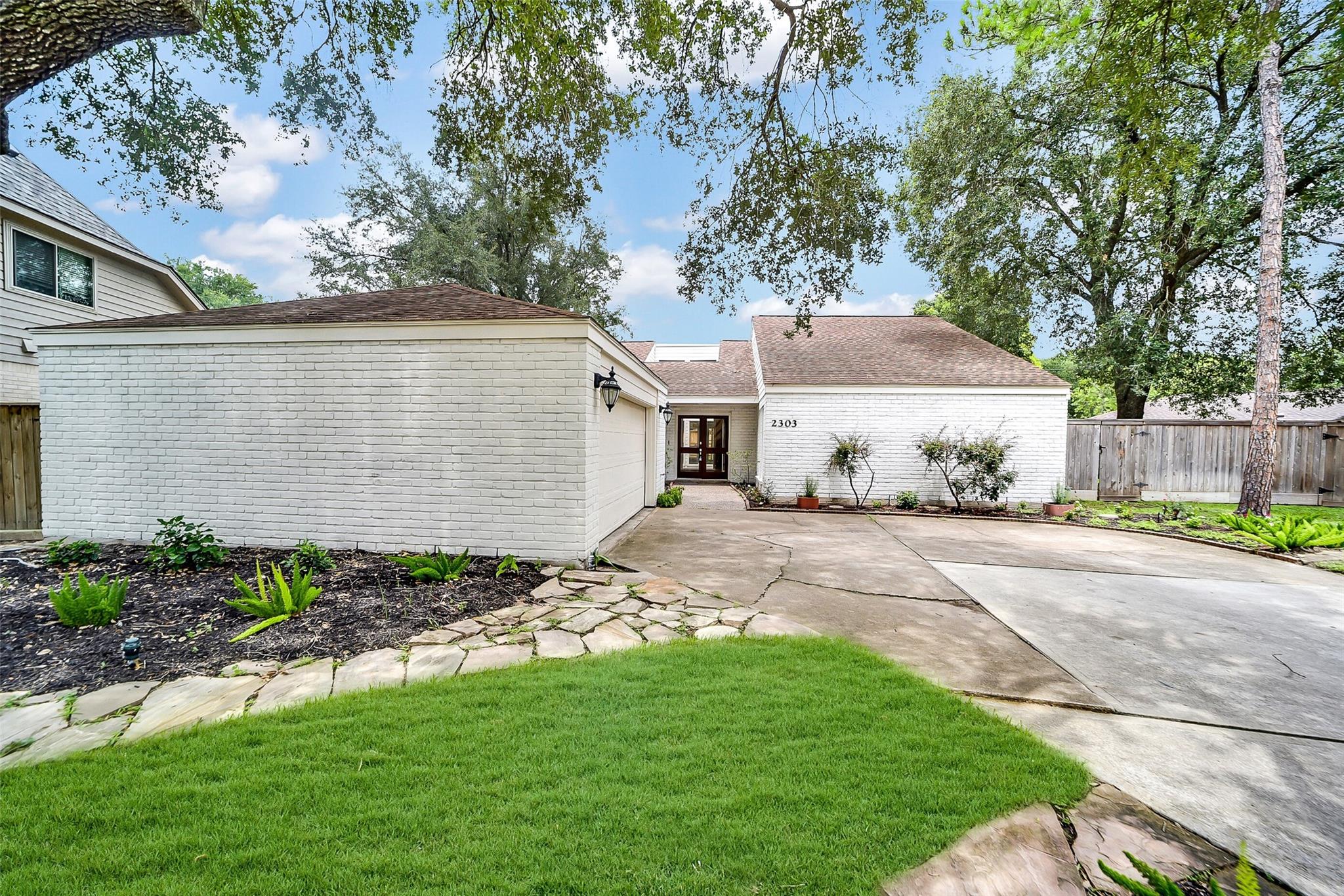 2303 Willow Lake Dr, Houston, TX 77077