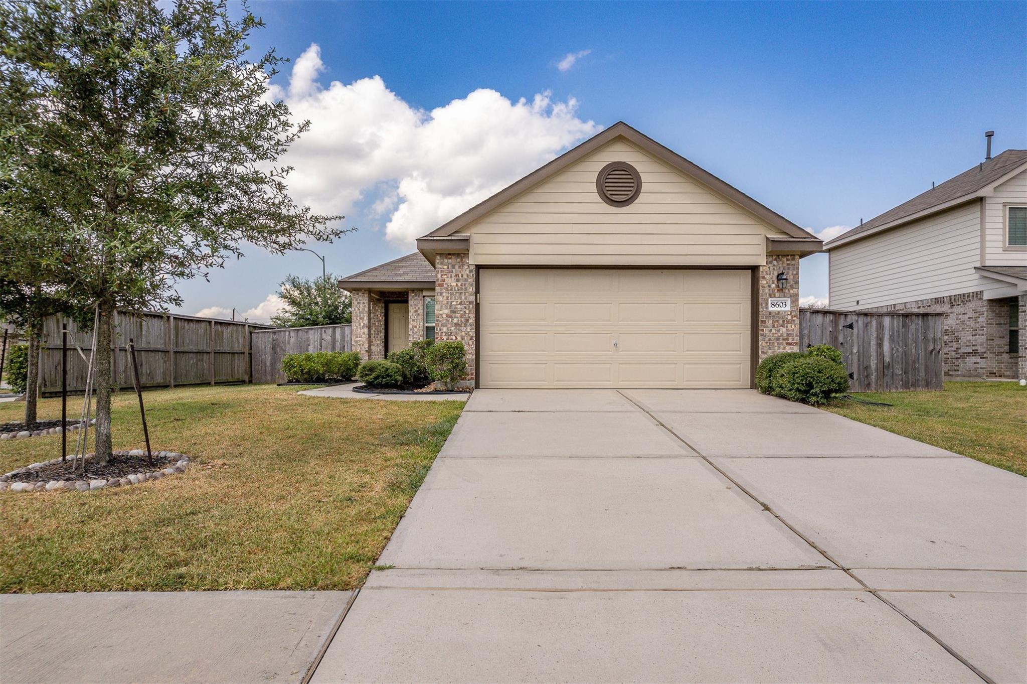 8603 River Crest Dr, Baytown, TX 77521