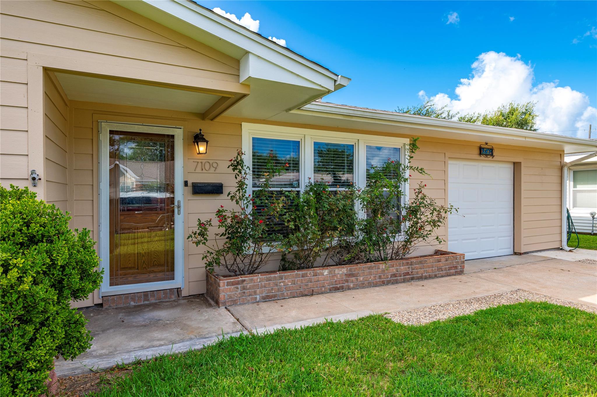 7109 Poplar Dr, Galveston, TX 77551 photo