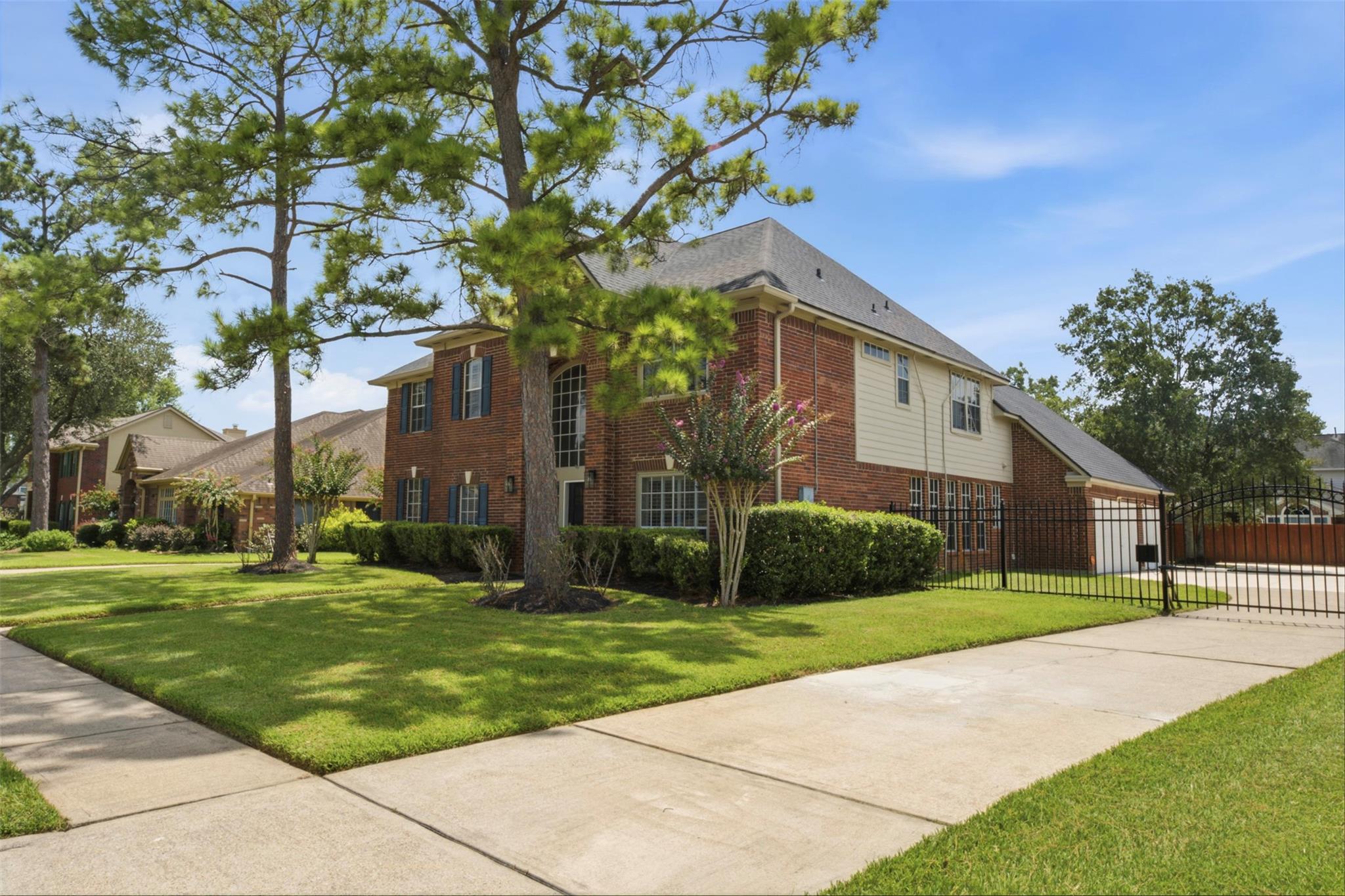 1305 Wilderness Pines Dr, Friendswood, TX 77546 photo