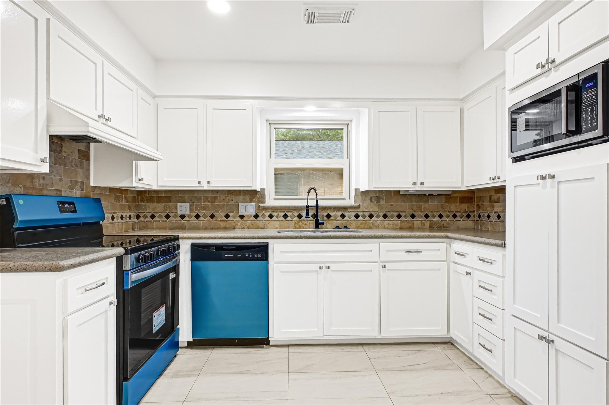 1418 Pirates Cv, Houston, TX 77058 photo