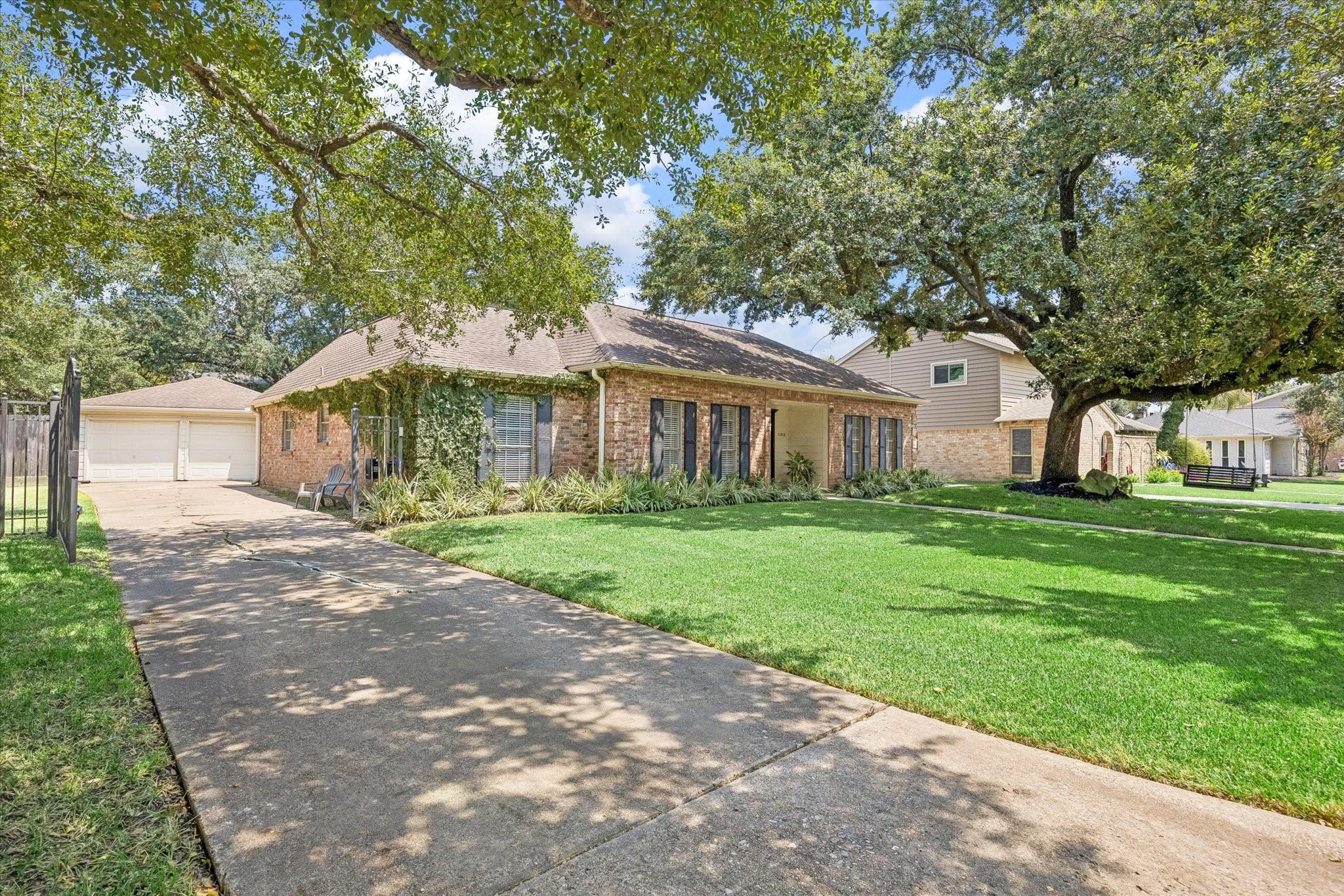 11010 Overbrook Ln, Houston, TX 77042 photo