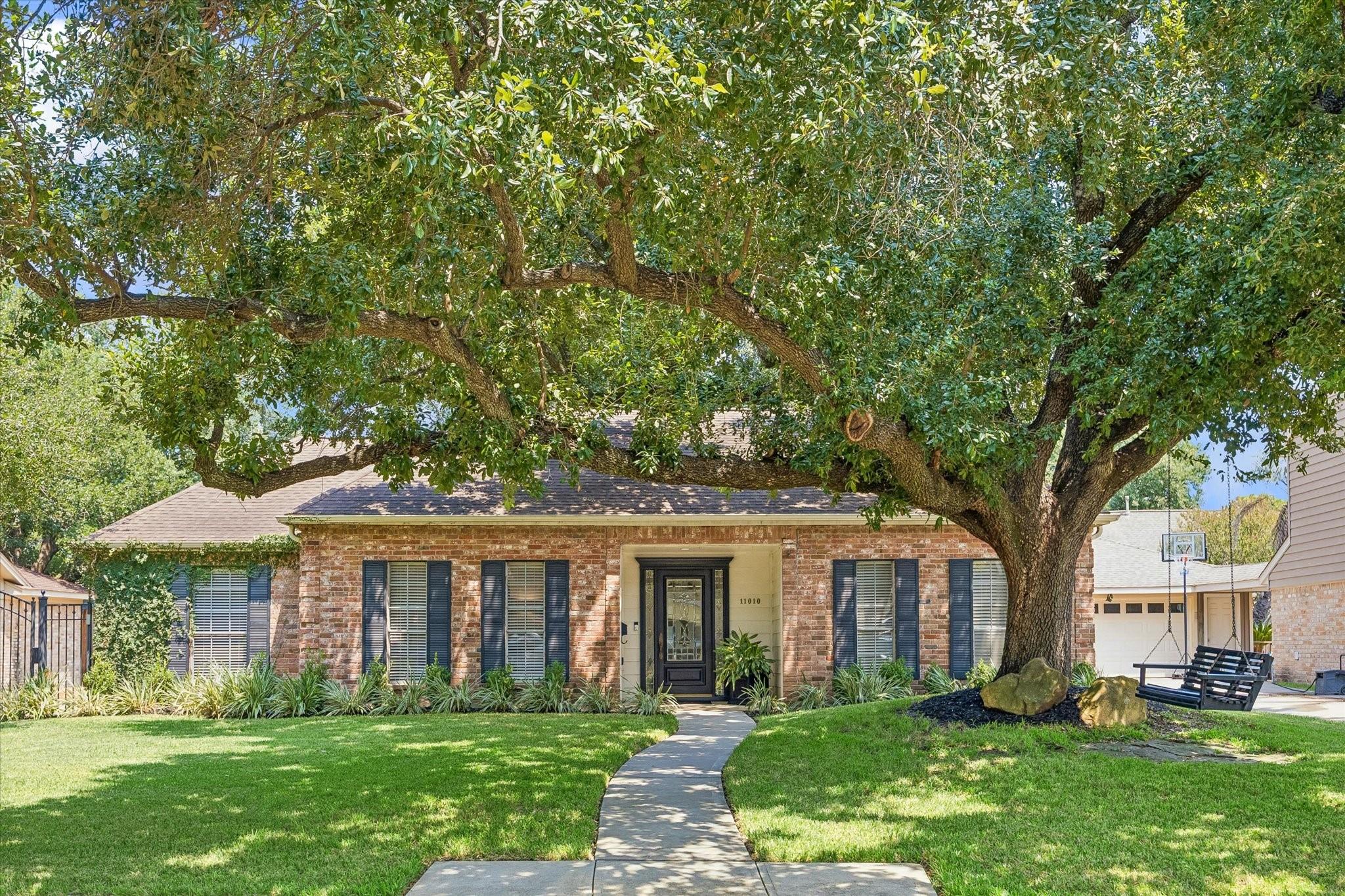 11010 Overbrook Ln, Houston, TX 77042