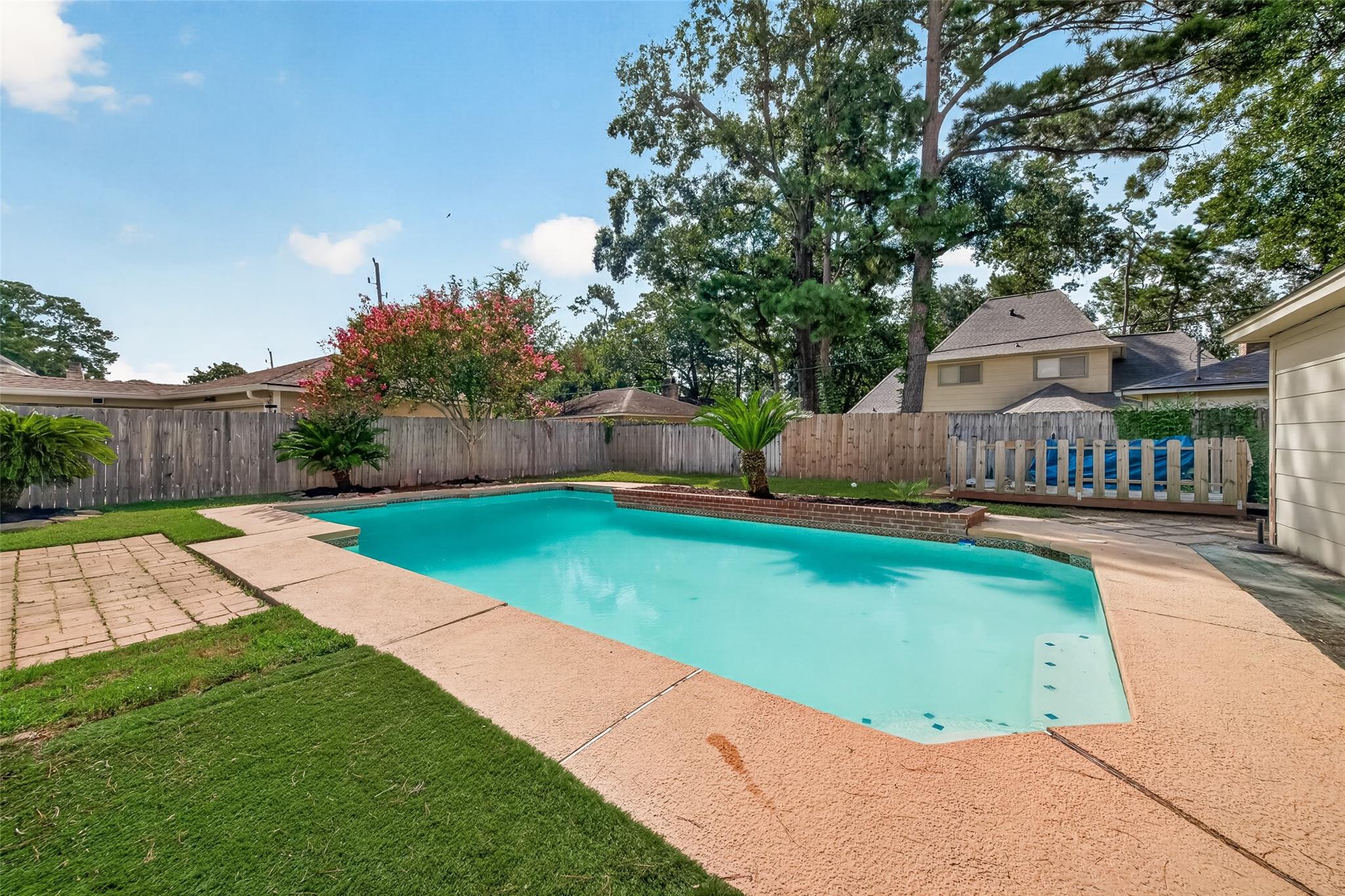 5727 Green Spring Dr, Houston, TX 77066