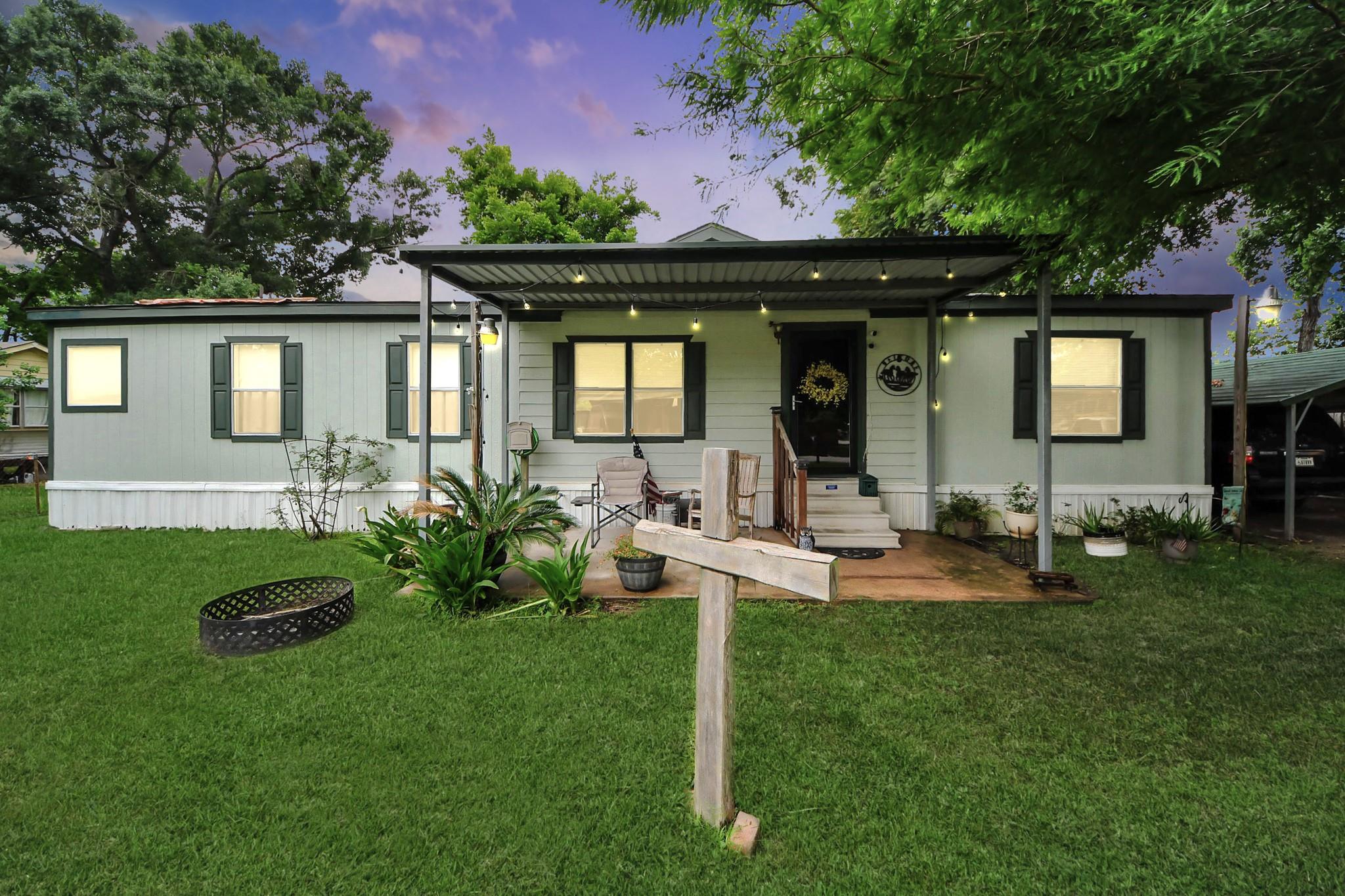 204 Edith St, Highlands, TX 77562