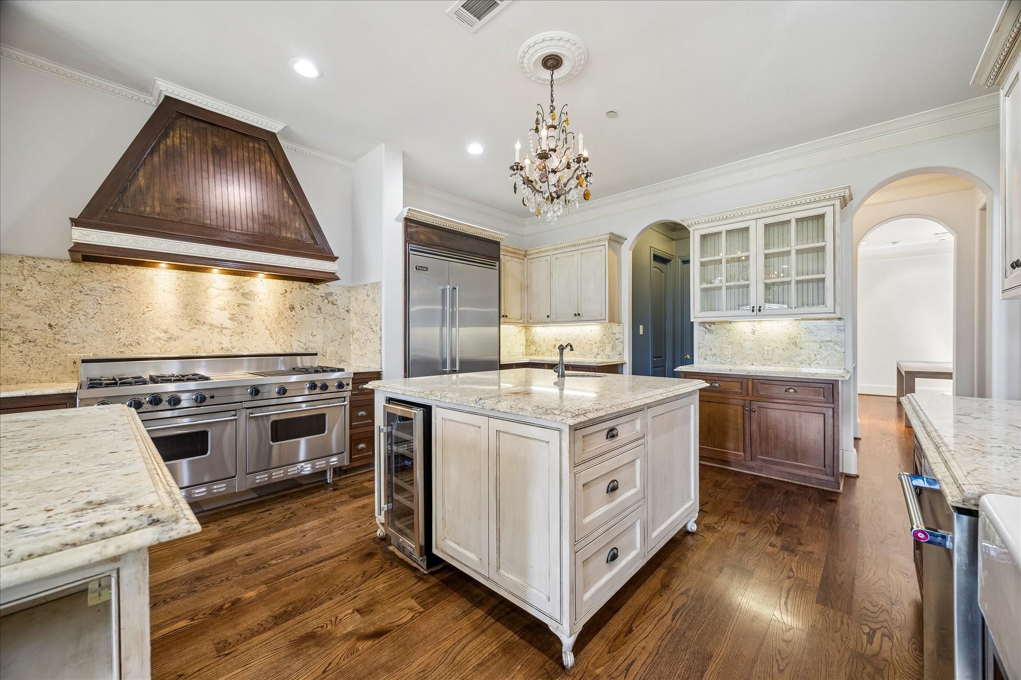 4802 Saxon St, Bellaire, TX 77401