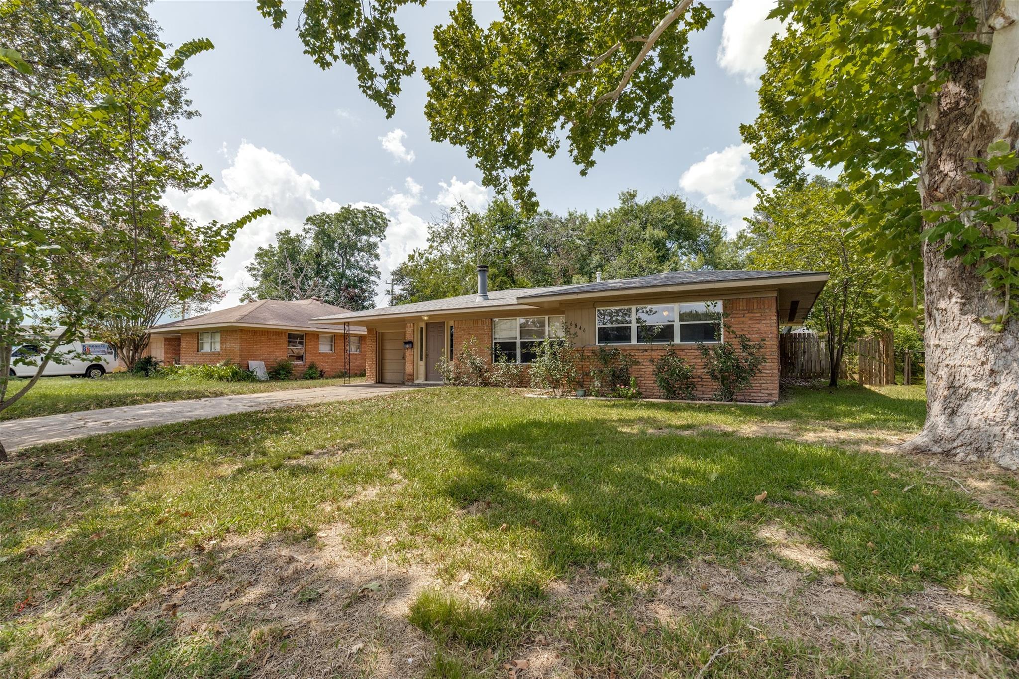 6846 Leader St, Houston, TX 77074