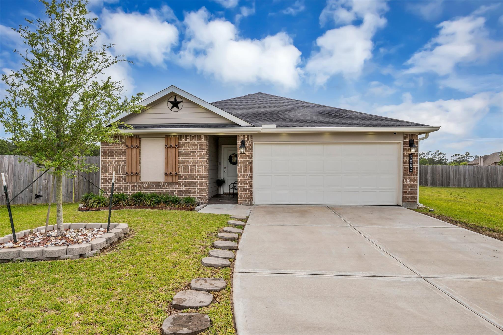 9802 Palm Royal Dr, Baytown, TX 77521