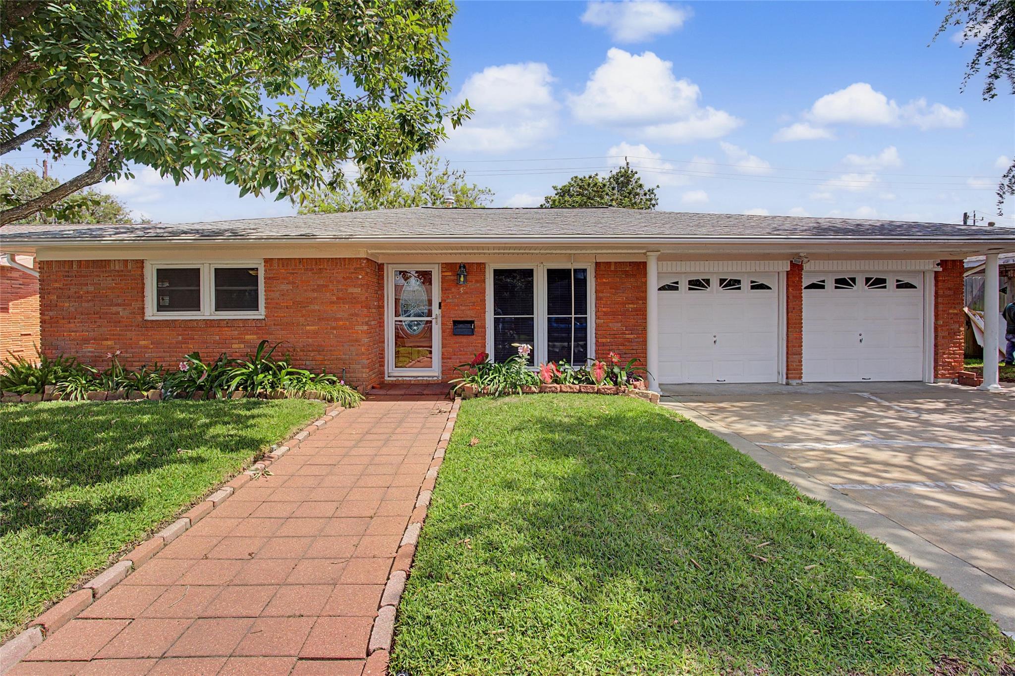 7213 Youpon Dr, Galveston, TX 77551 photo