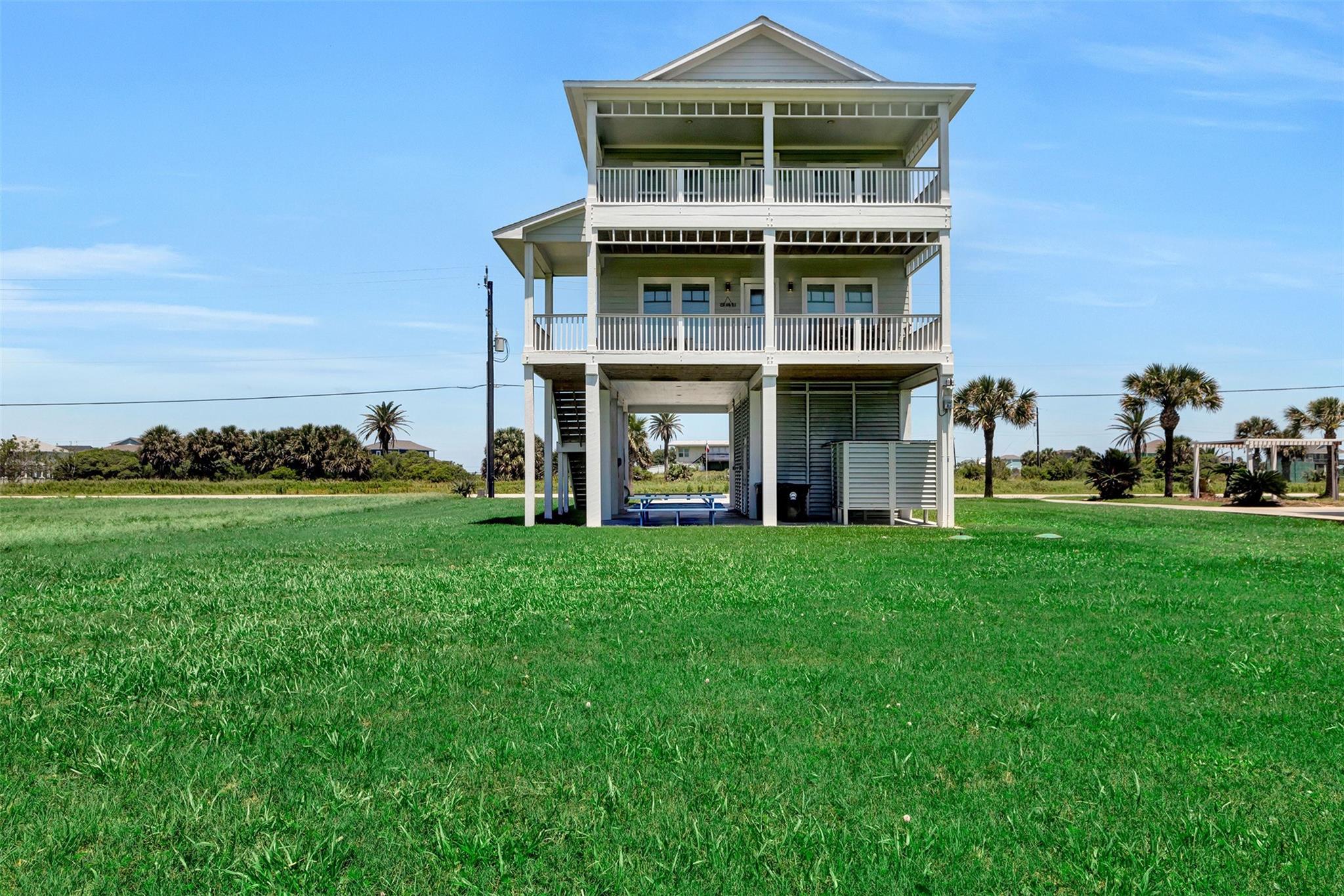 18515 Shaman Dr, Galveston, TX 77554 photo