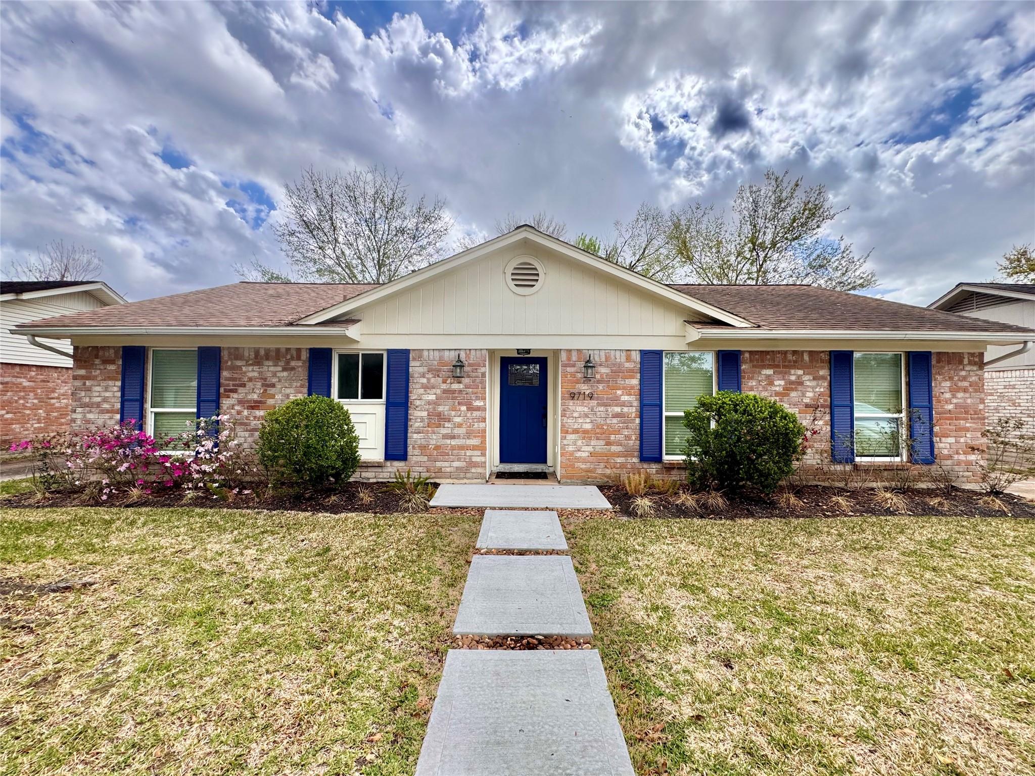 9719 Springmont Dr, Houston, TX 77080