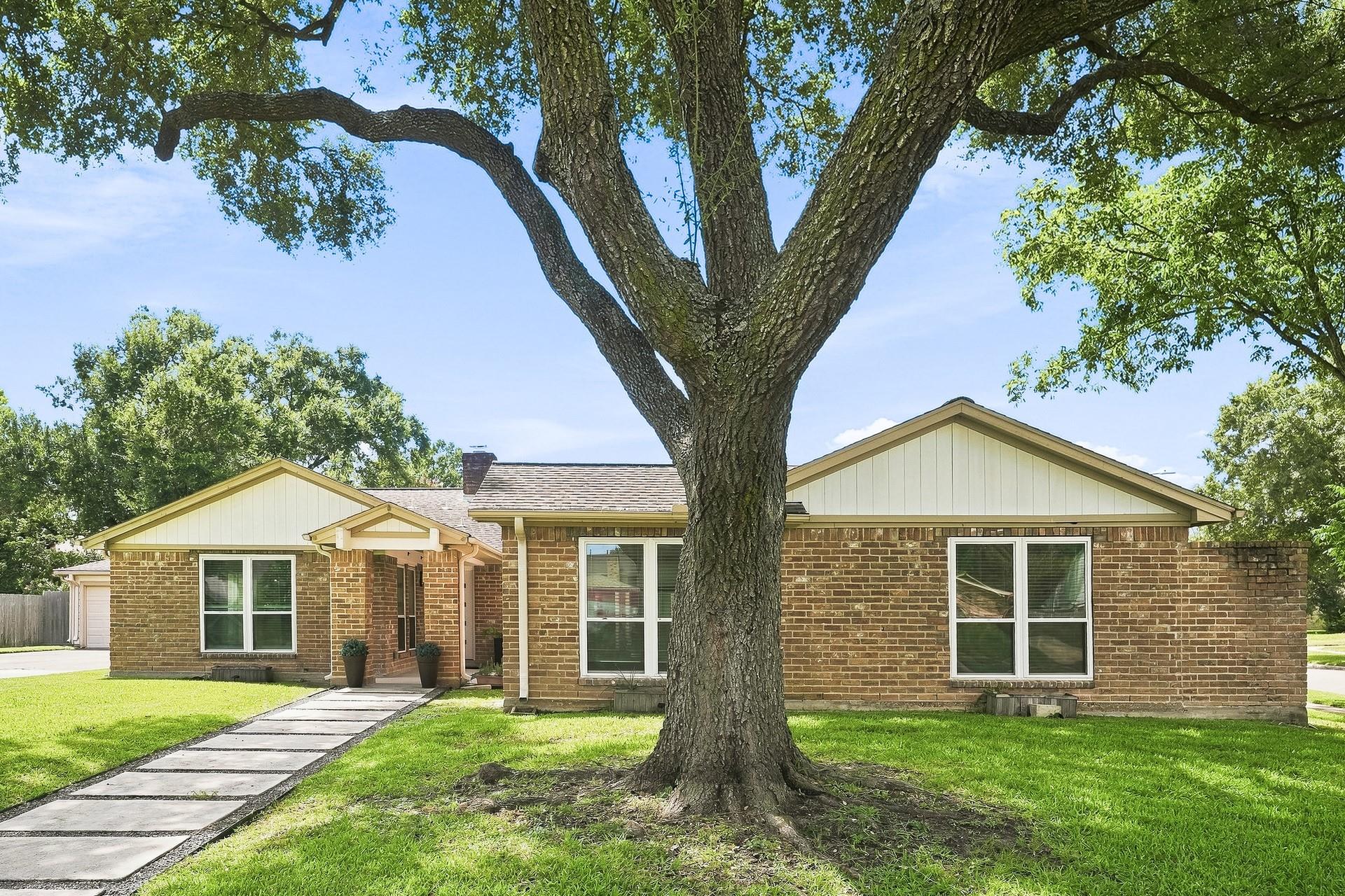 1135 Trowbridge Dr, Houston, TX 77062 photo