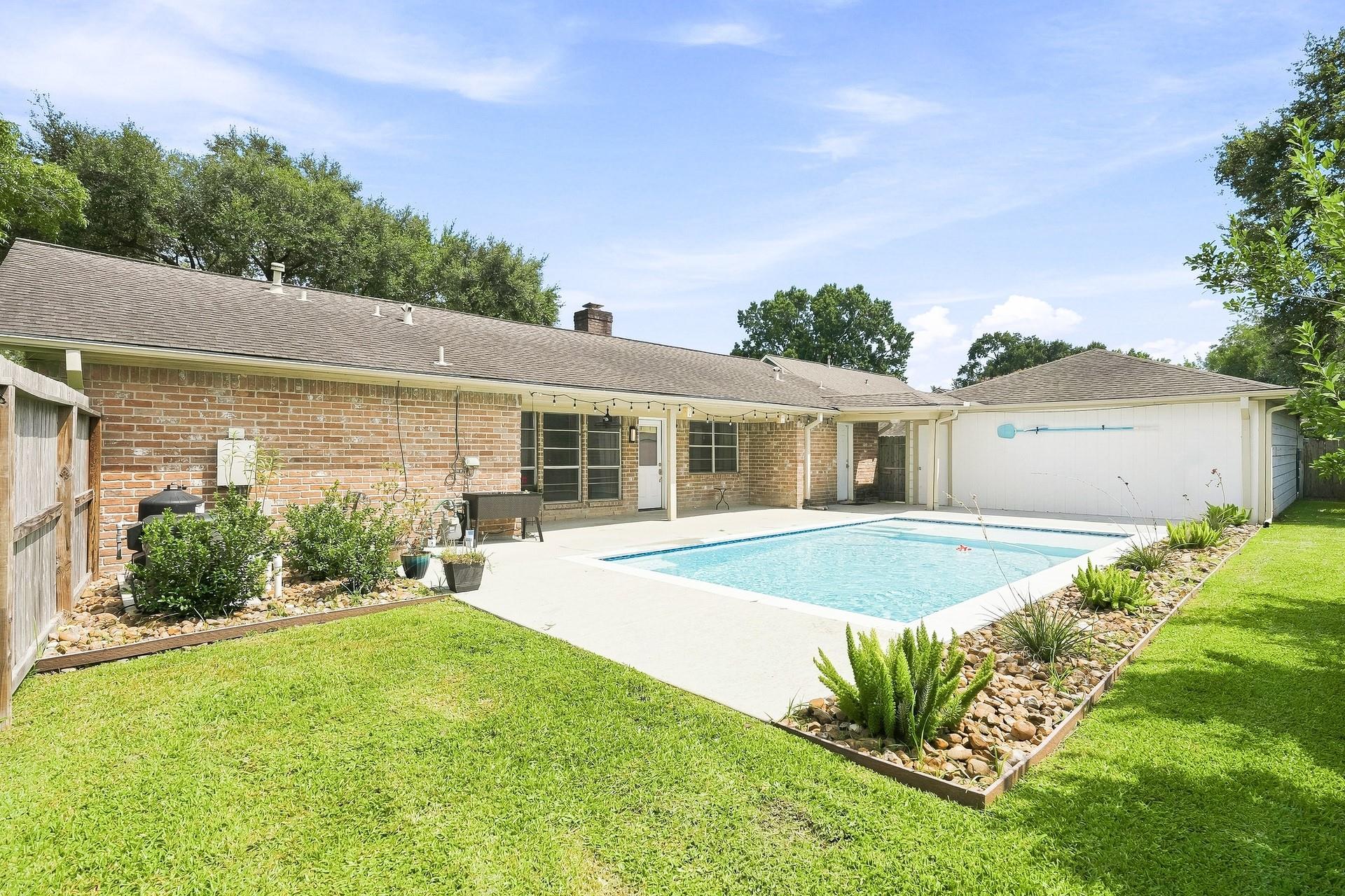 1135 Trowbridge Dr, Houston, TX 77062
