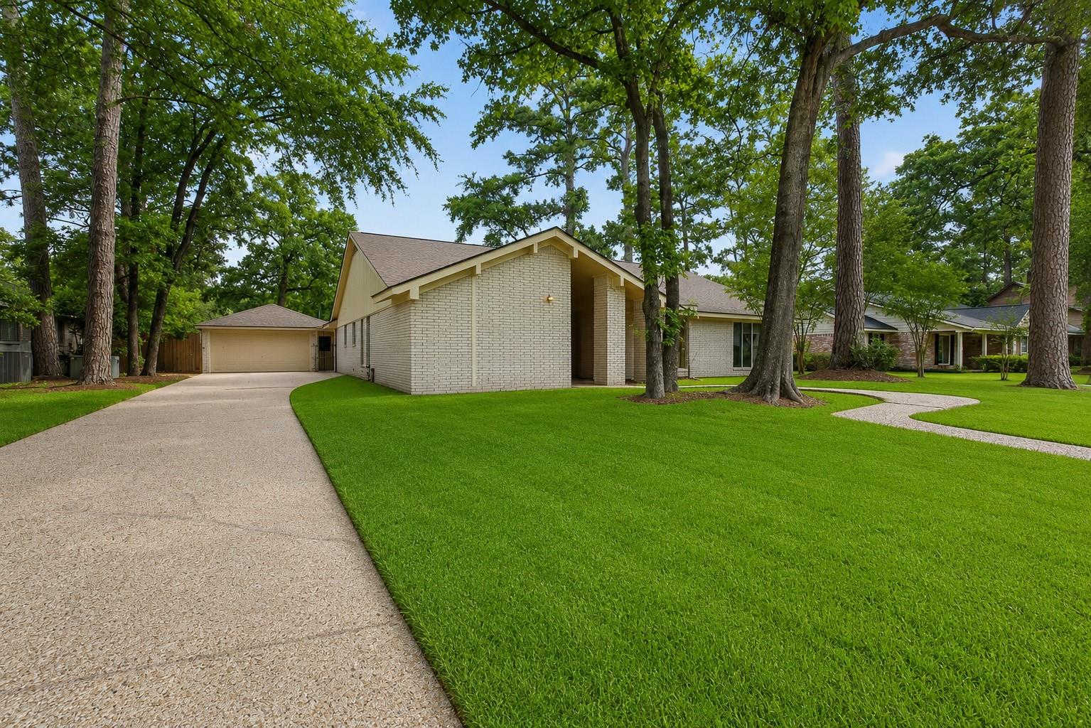 1927 Hidden Creek Dr, Kingwood, TX 77339 photo