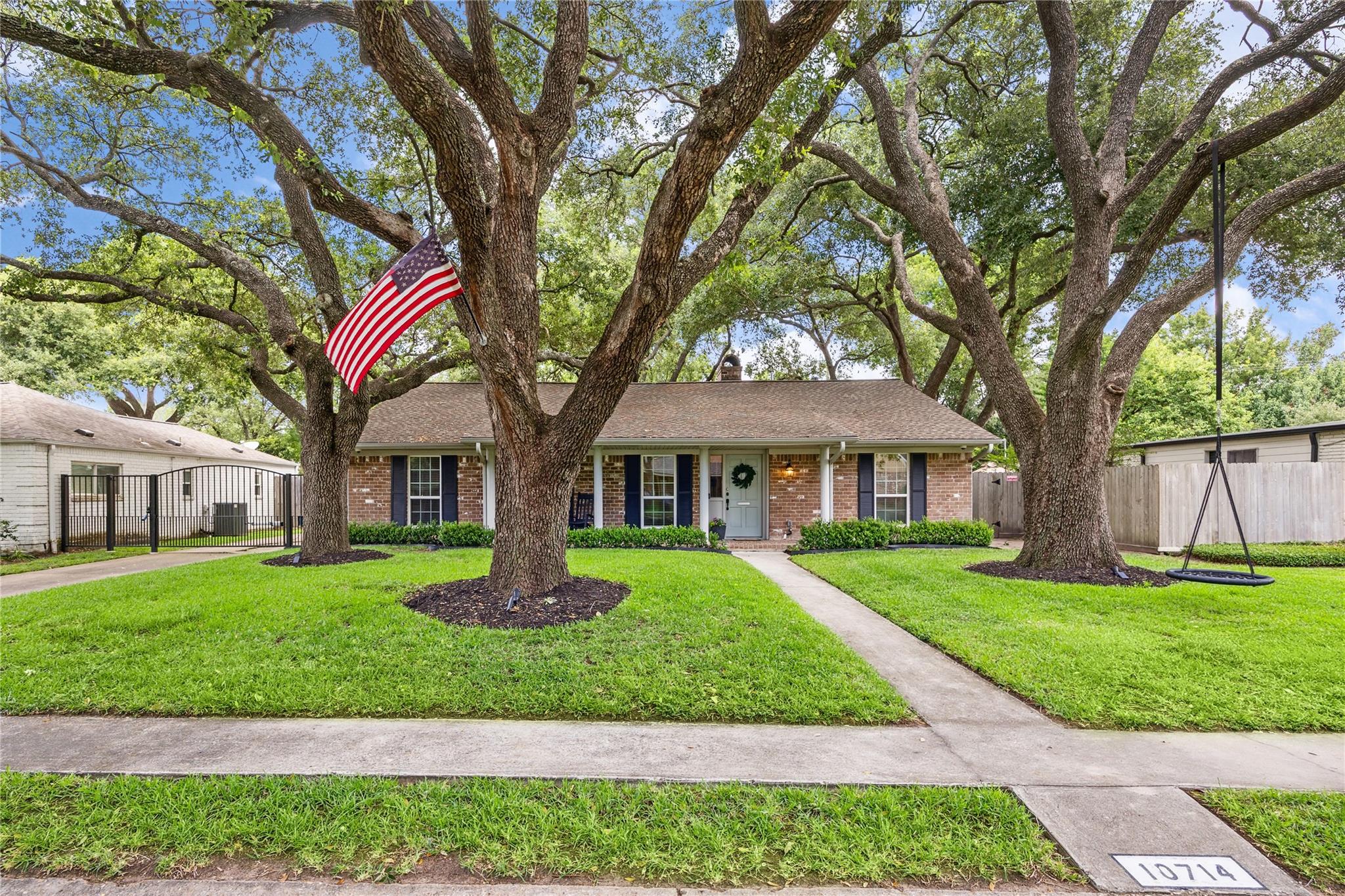 10714 Piping Rock Ln, Houston, TX 77042