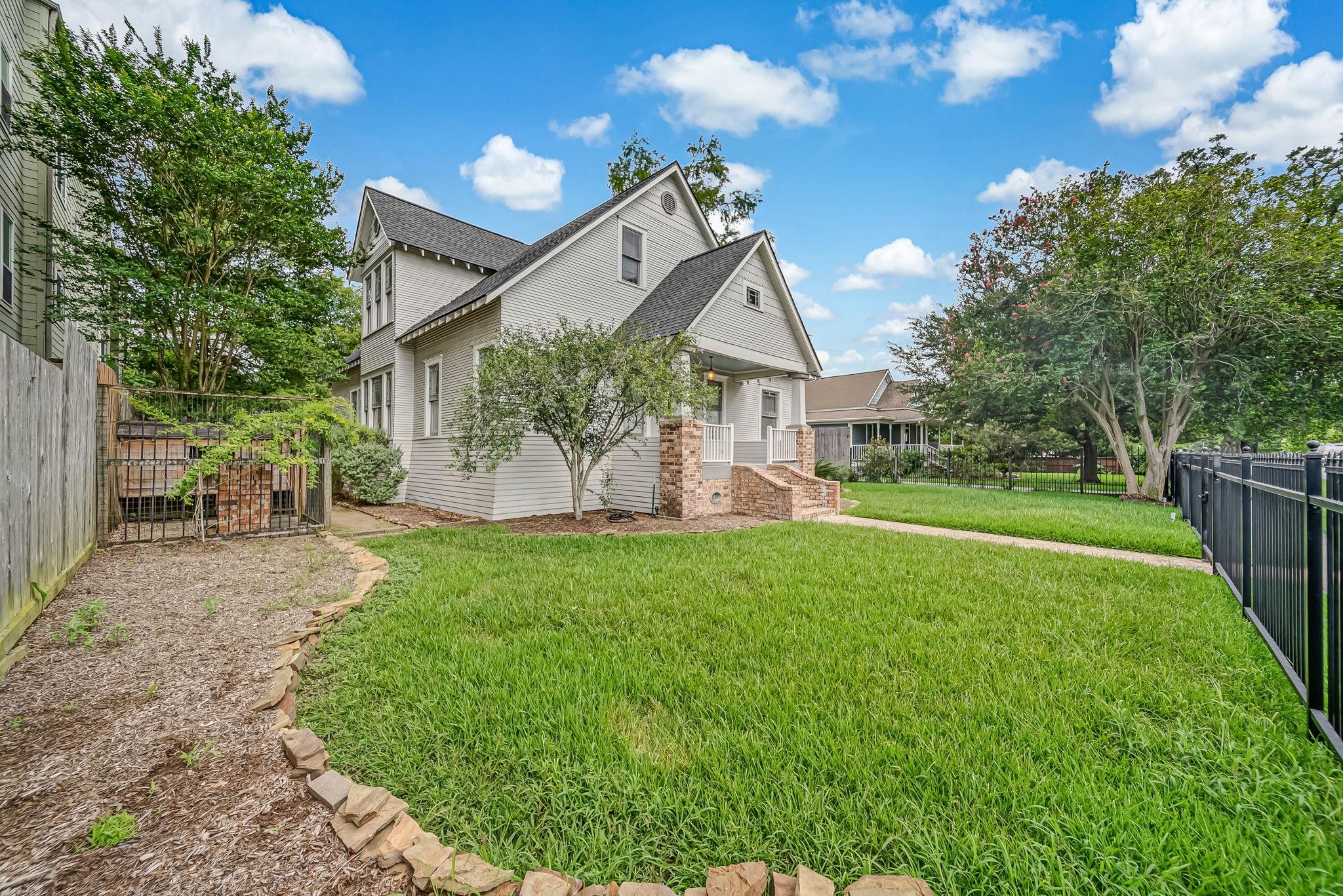 2009 Arlington St, Houston, TX 77008 photo