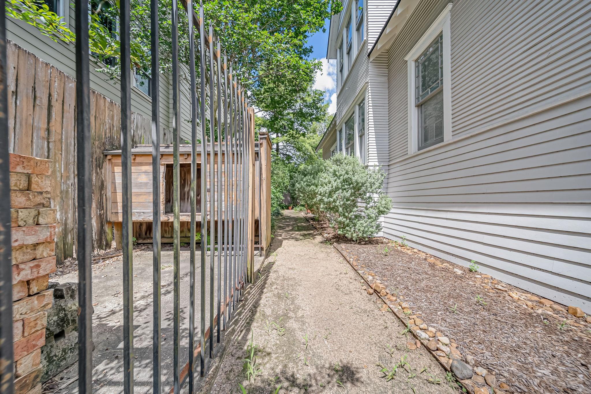 2009 Arlington St, Houston, TX 77008 photo
