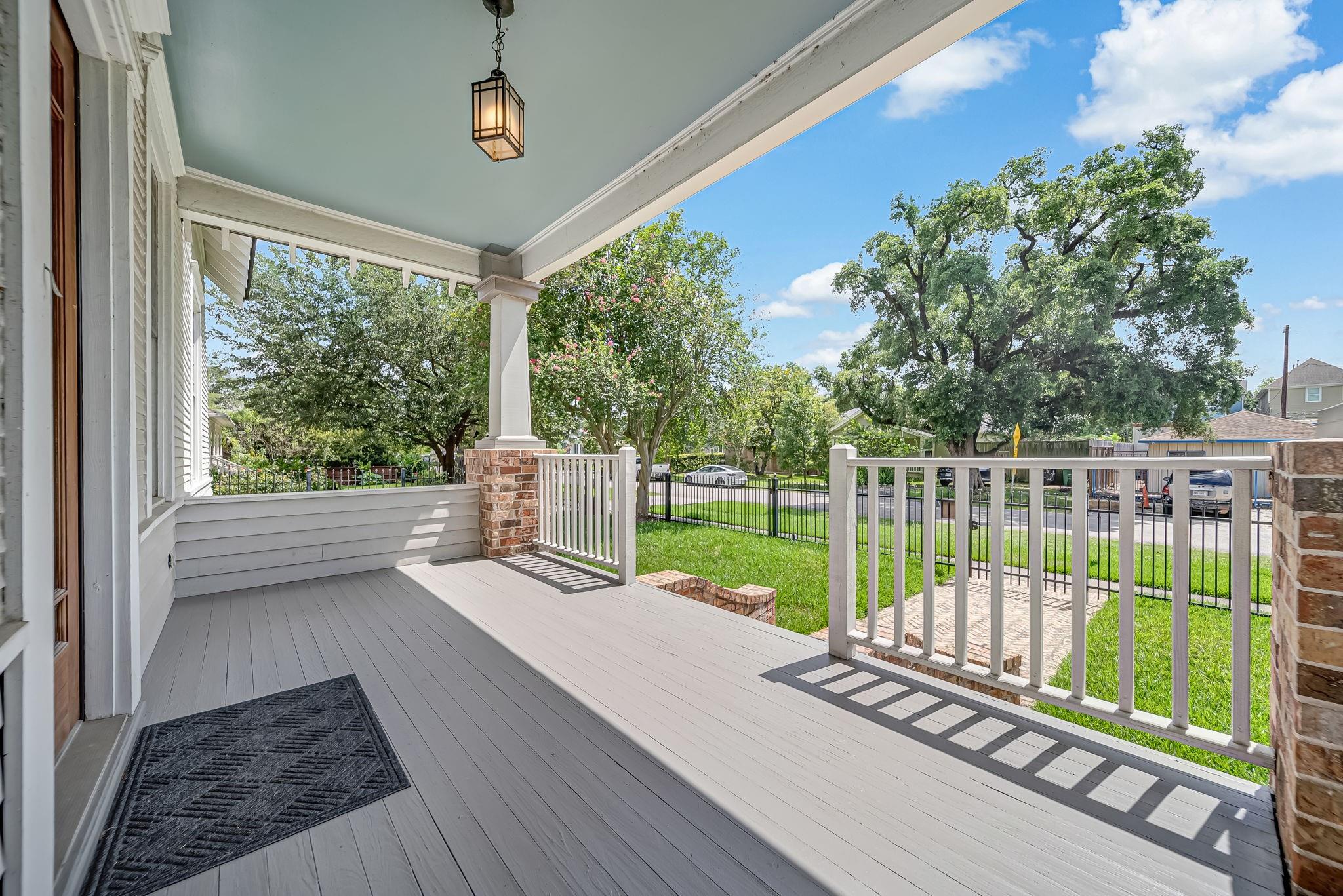 2009 Arlington St, Houston, TX 77008 photo