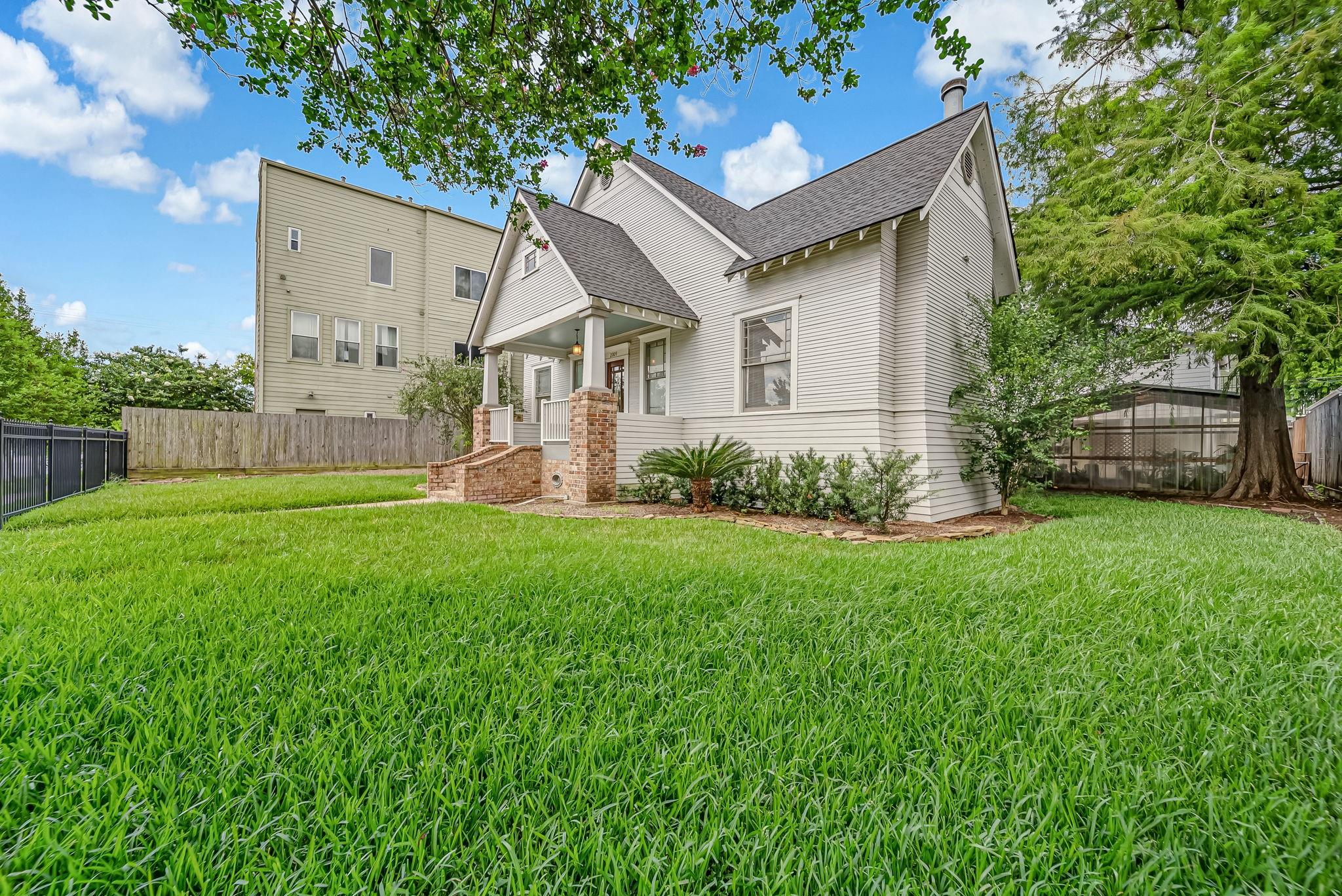 2009 Arlington St, Houston, TX 77008 photo