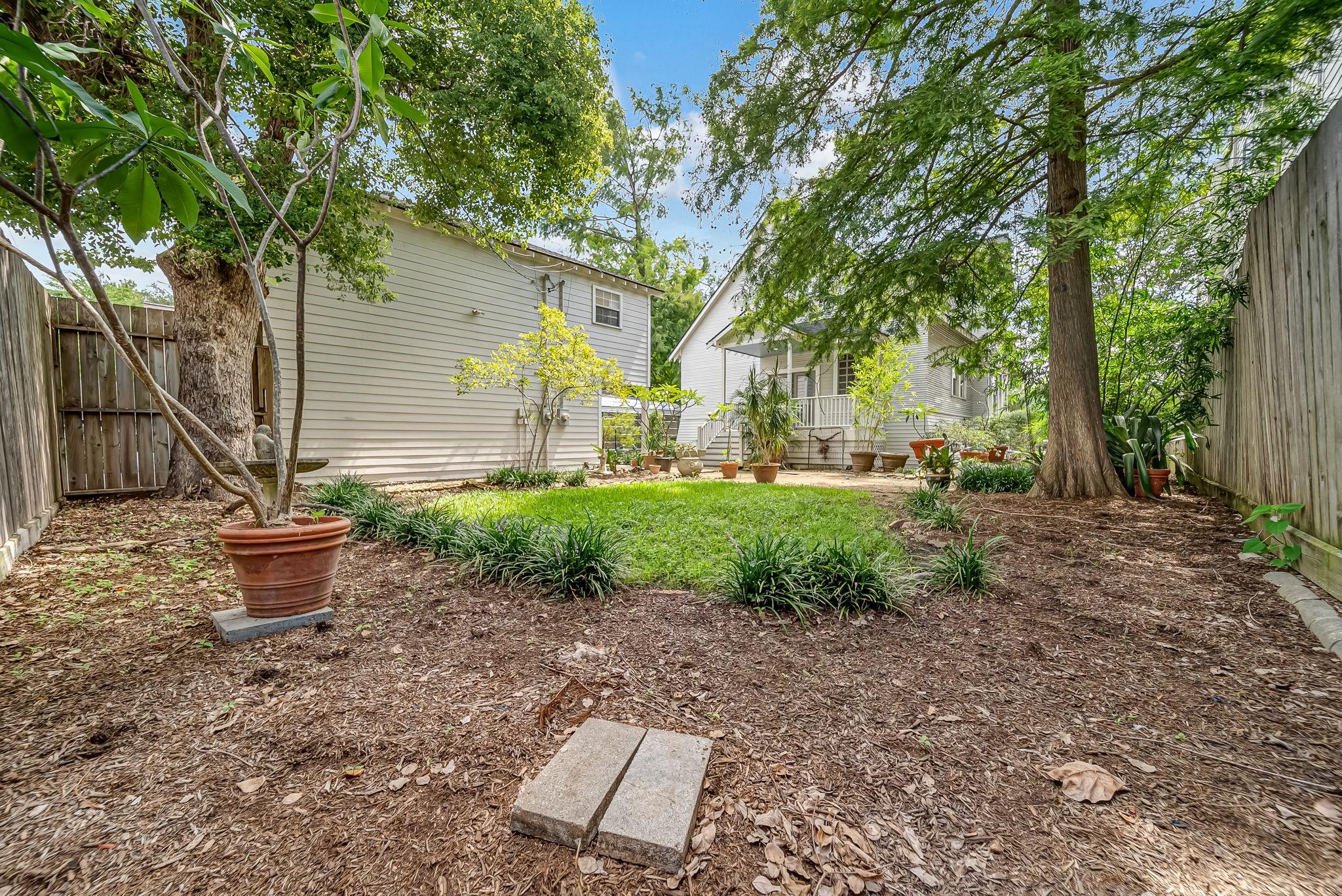 2009 Arlington St, Houston, TX 77008 photo