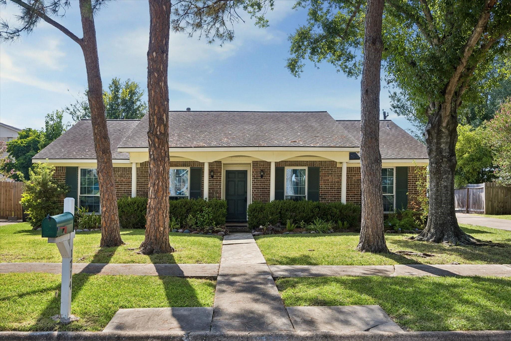 1714 Ashford Hollow Ln, Houston, TX 77077