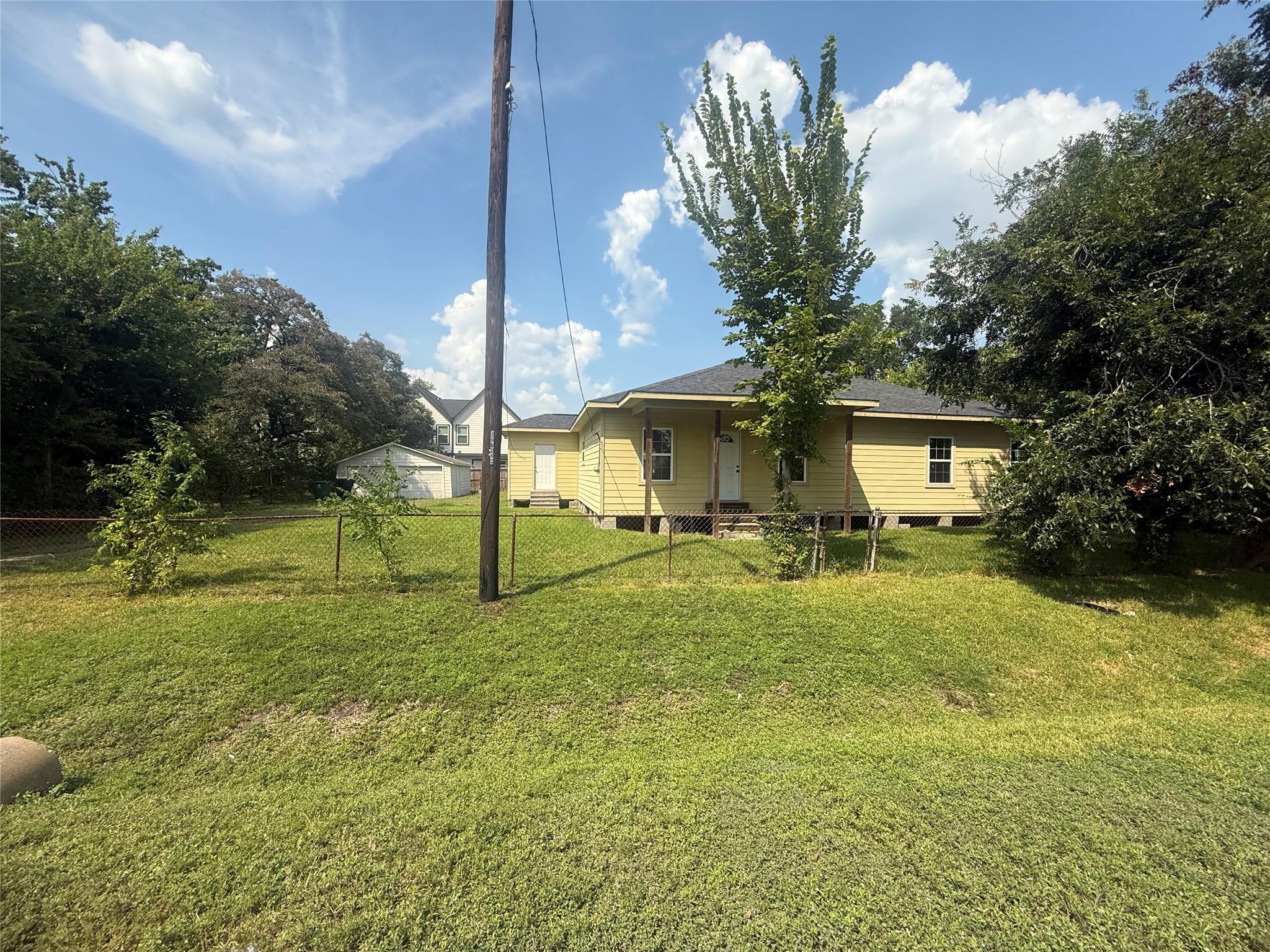 8033 Kenton St, Houston, TX 77028 photo