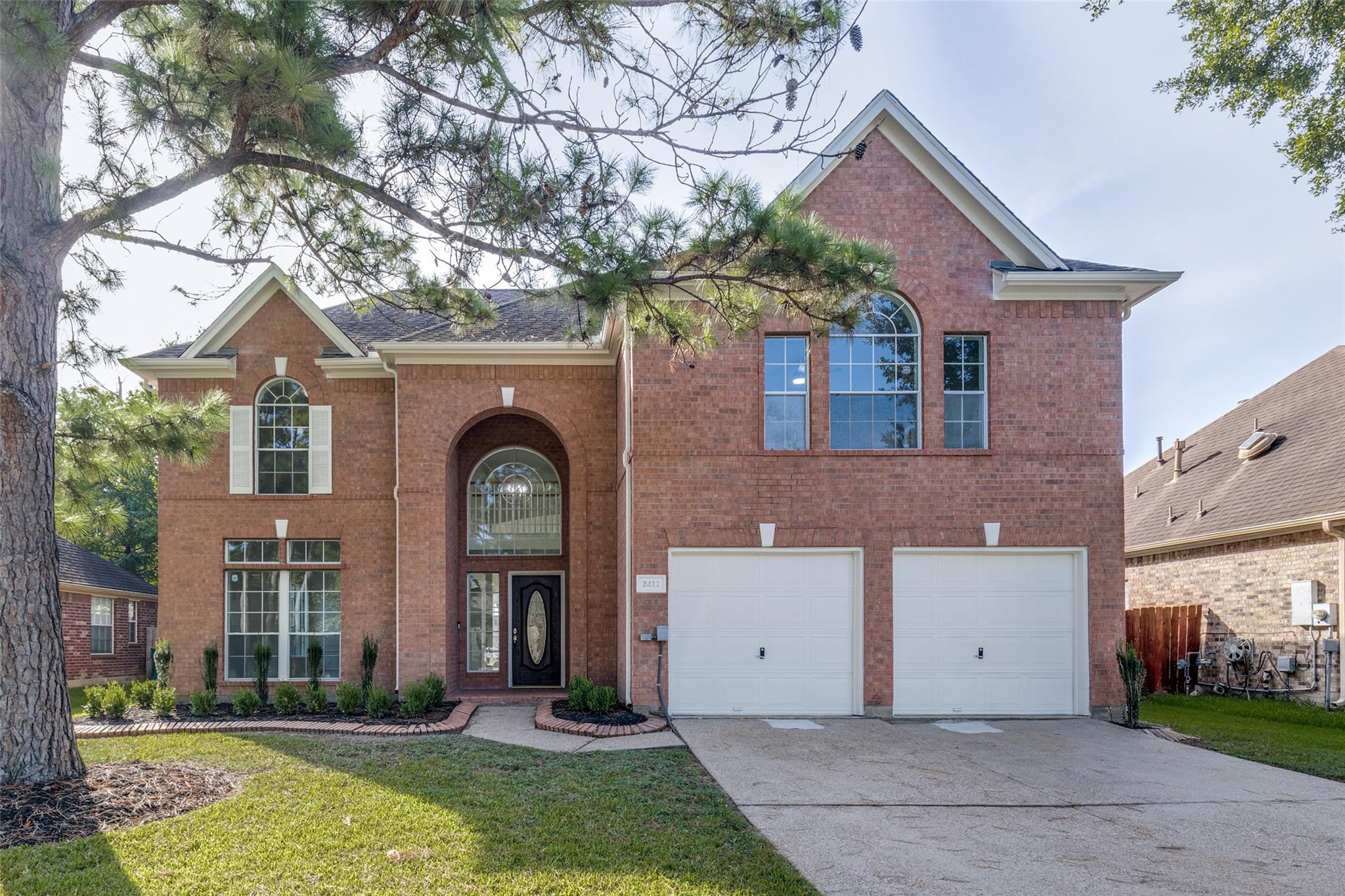 2412 Piney Woods Dr, Pearland, TX 77581