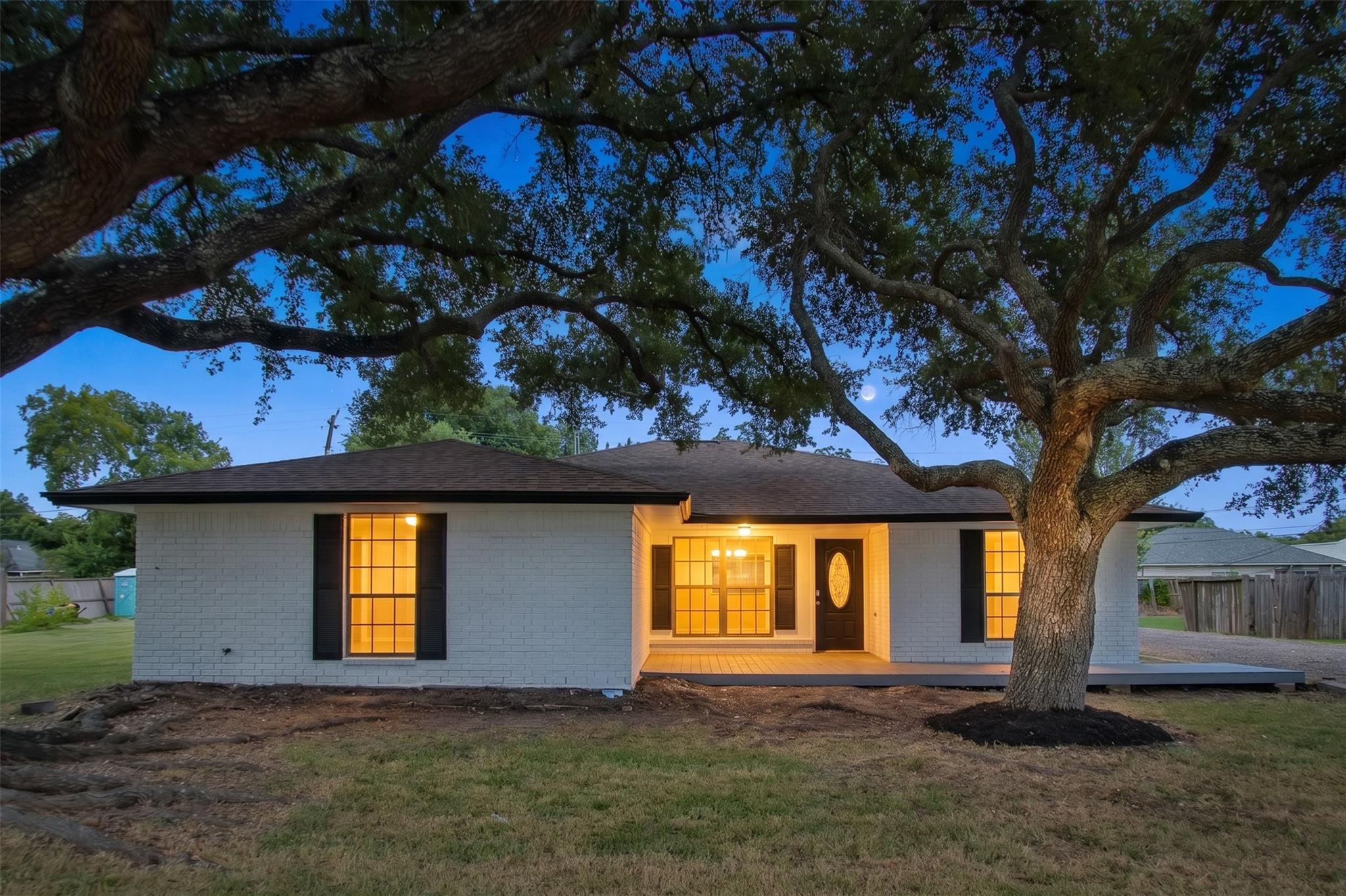 615 7 St, La Porte, TX 77571