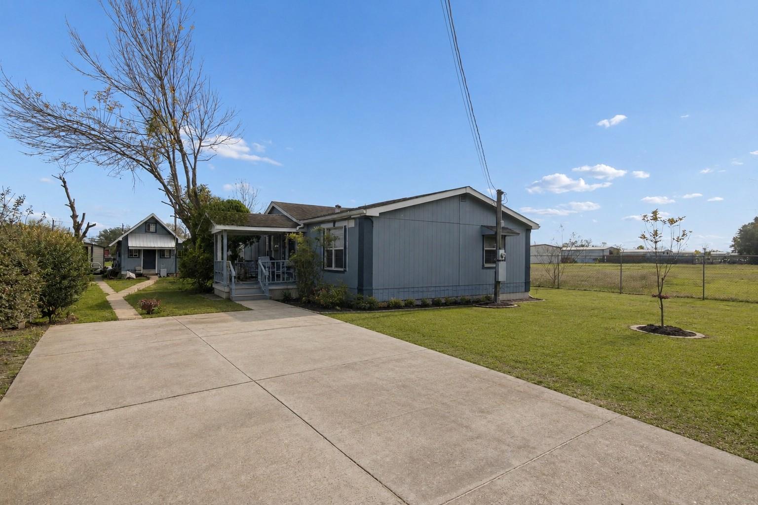 2716 Southmore Ave, Pasadena, TX 77502