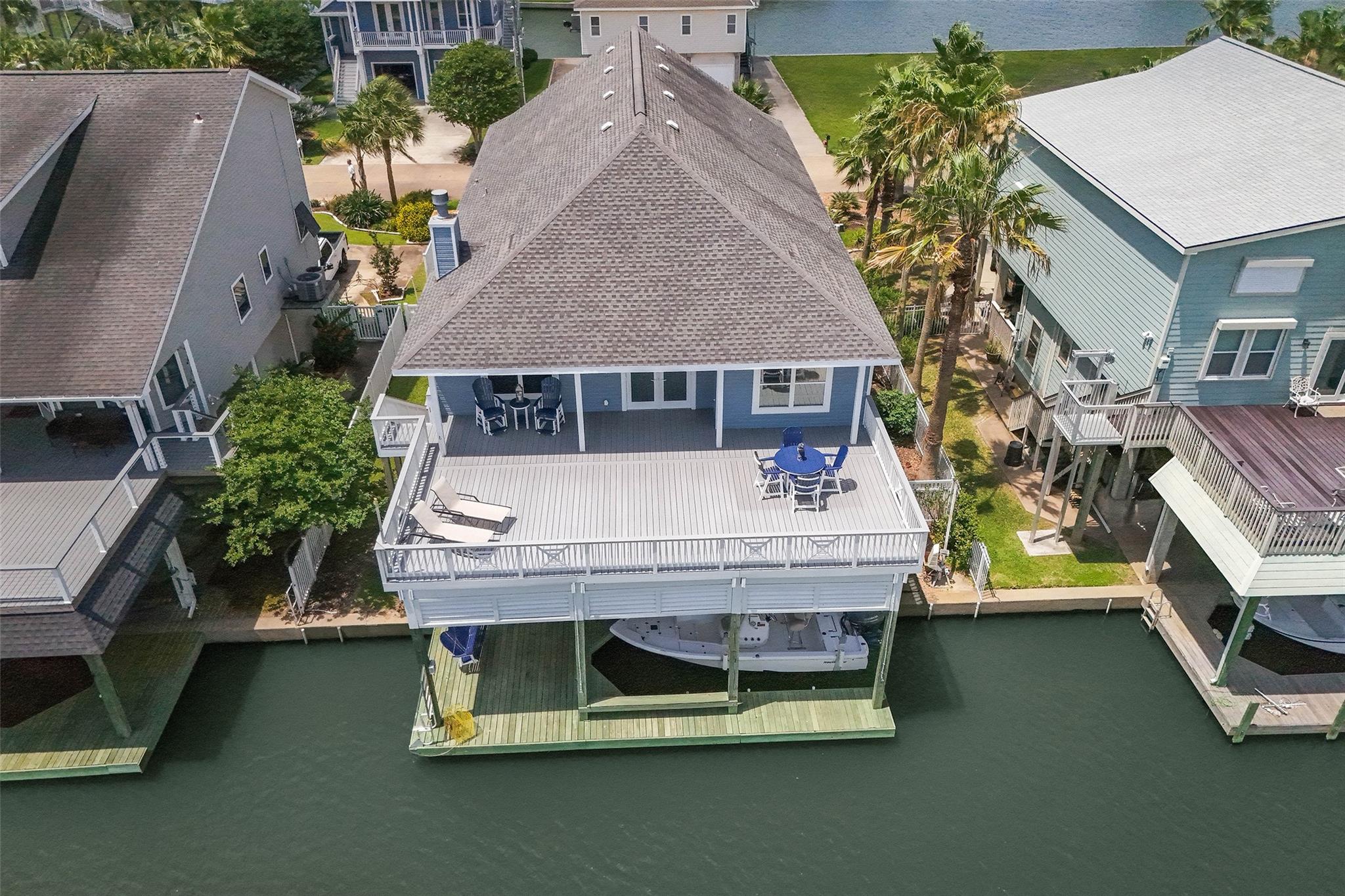 318 Sunset Cir, Tiki Island, TX 77554 photo