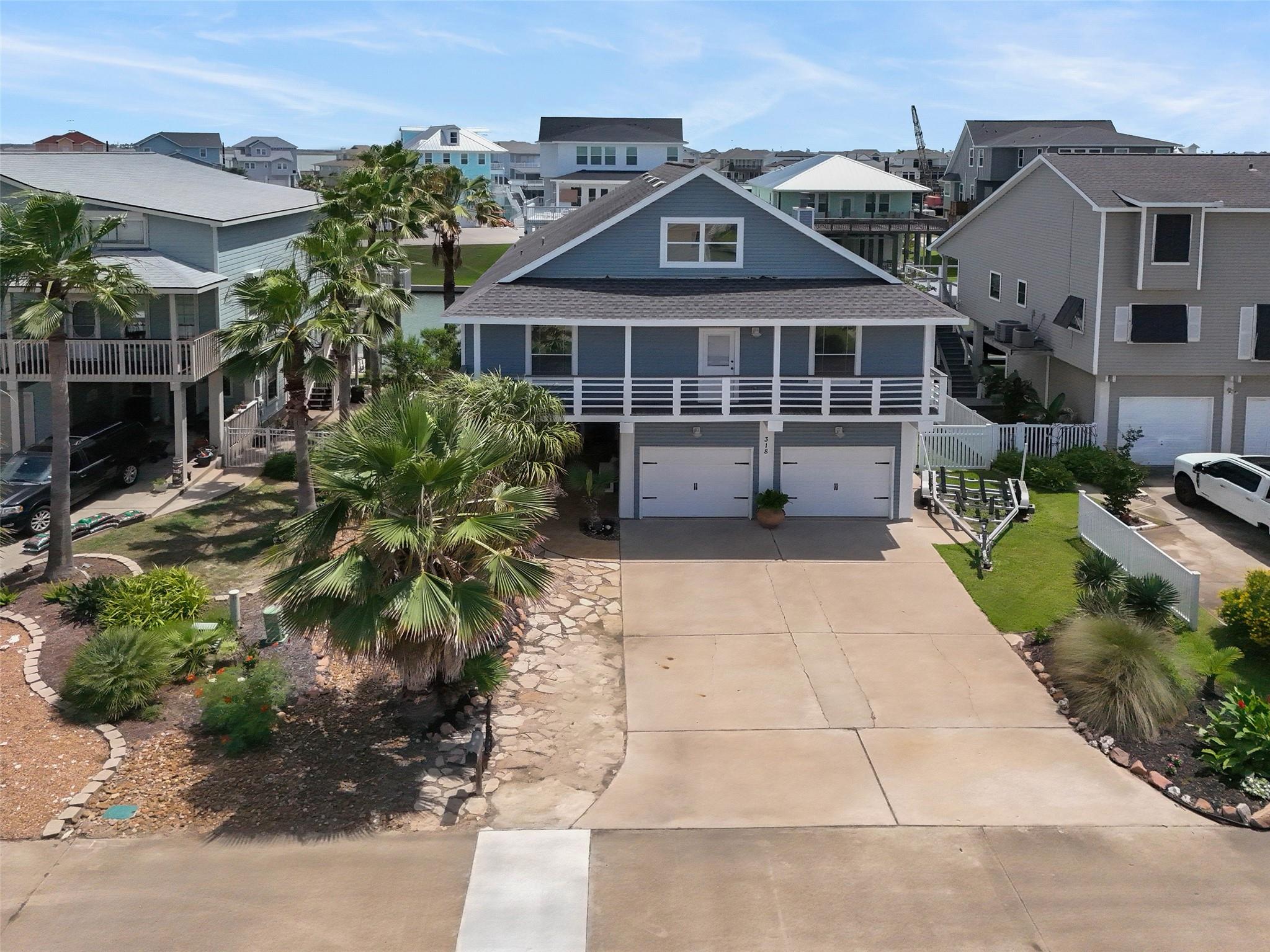 318 Sunset Cir, Tiki Island, TX 77554