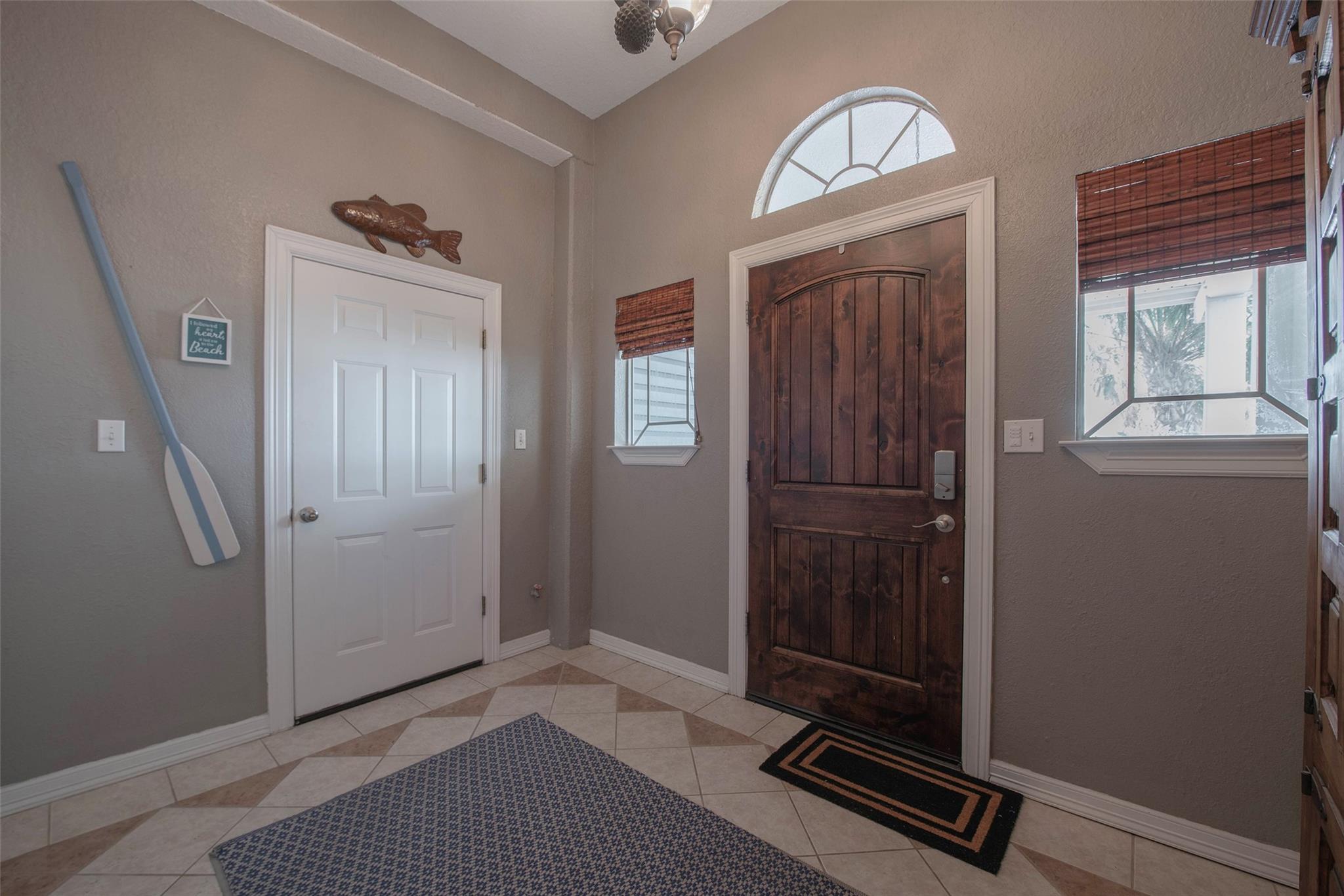 318 Sunset Cir, Tiki Island, TX 77554 photo