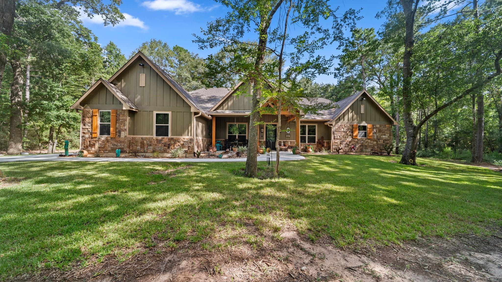 8233 Quarter Horse Ln, Waller, TX 77484