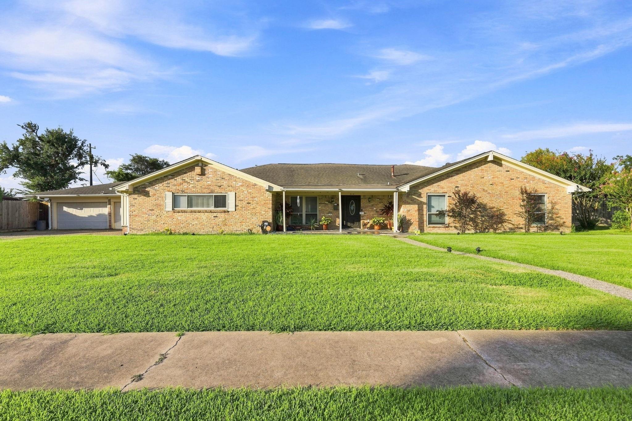 315 Stonehenge Ln, Houston, TX 77015