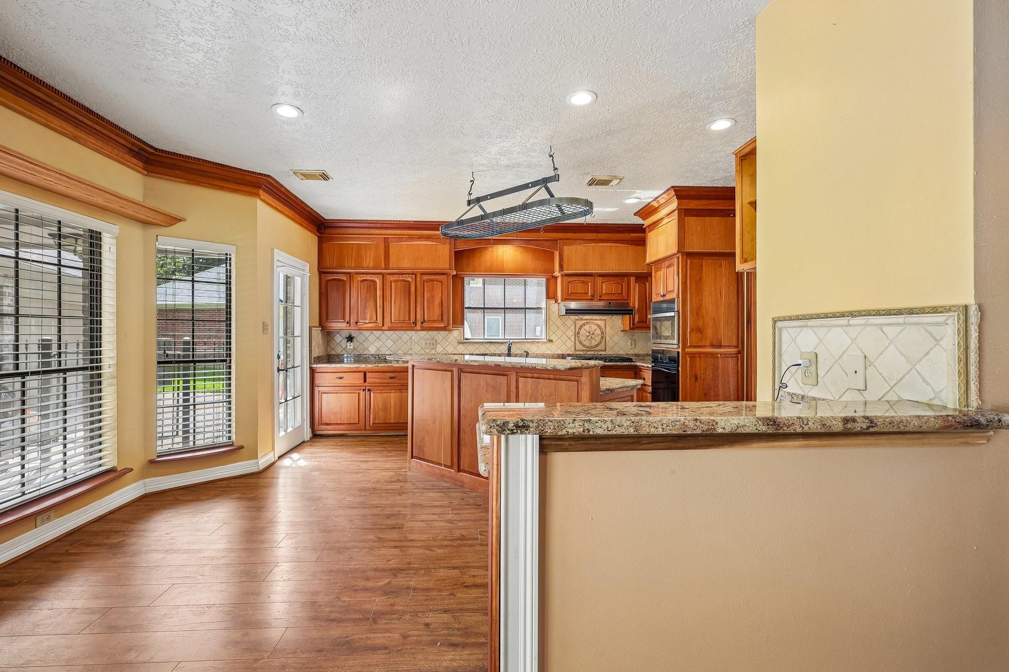 907 Remington Ct, Friendswood, TX 77546 photo