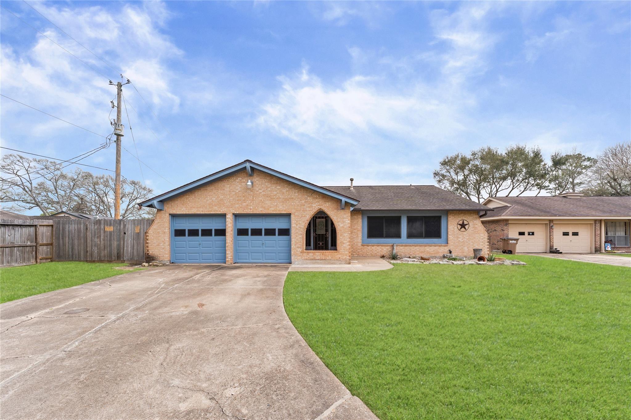 4307 Meadow Glenn Dr, Dickinson, TX 77539