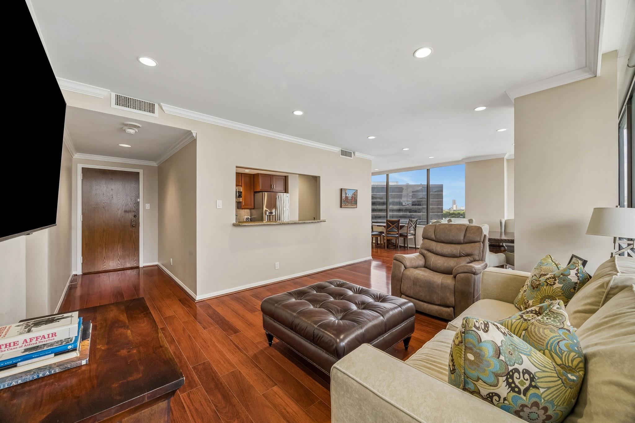 15 Greenway Plz #10 E, Houston, TX 77046 photo