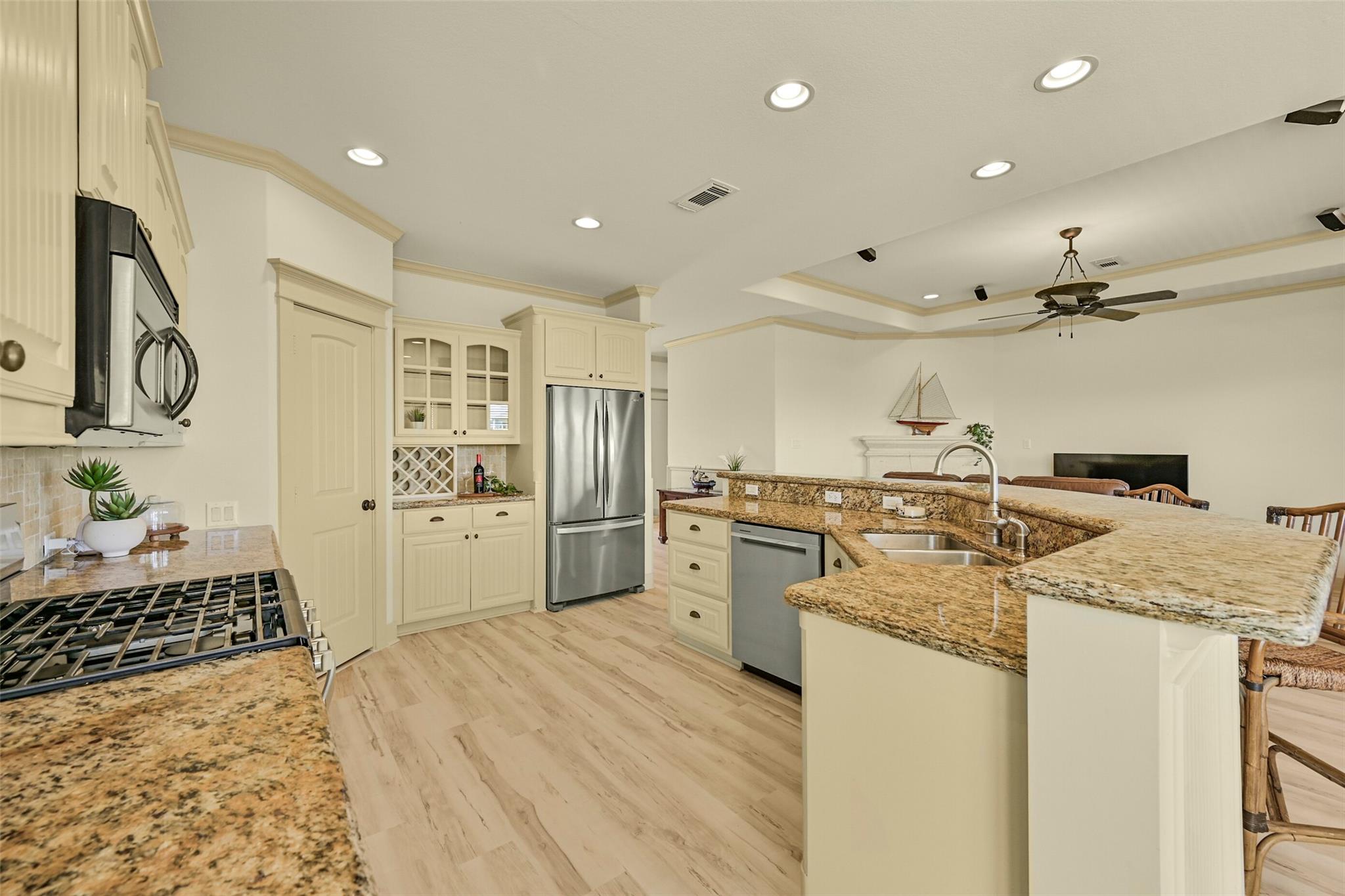 13610 Windlass Cir, Galveston, TX 77554