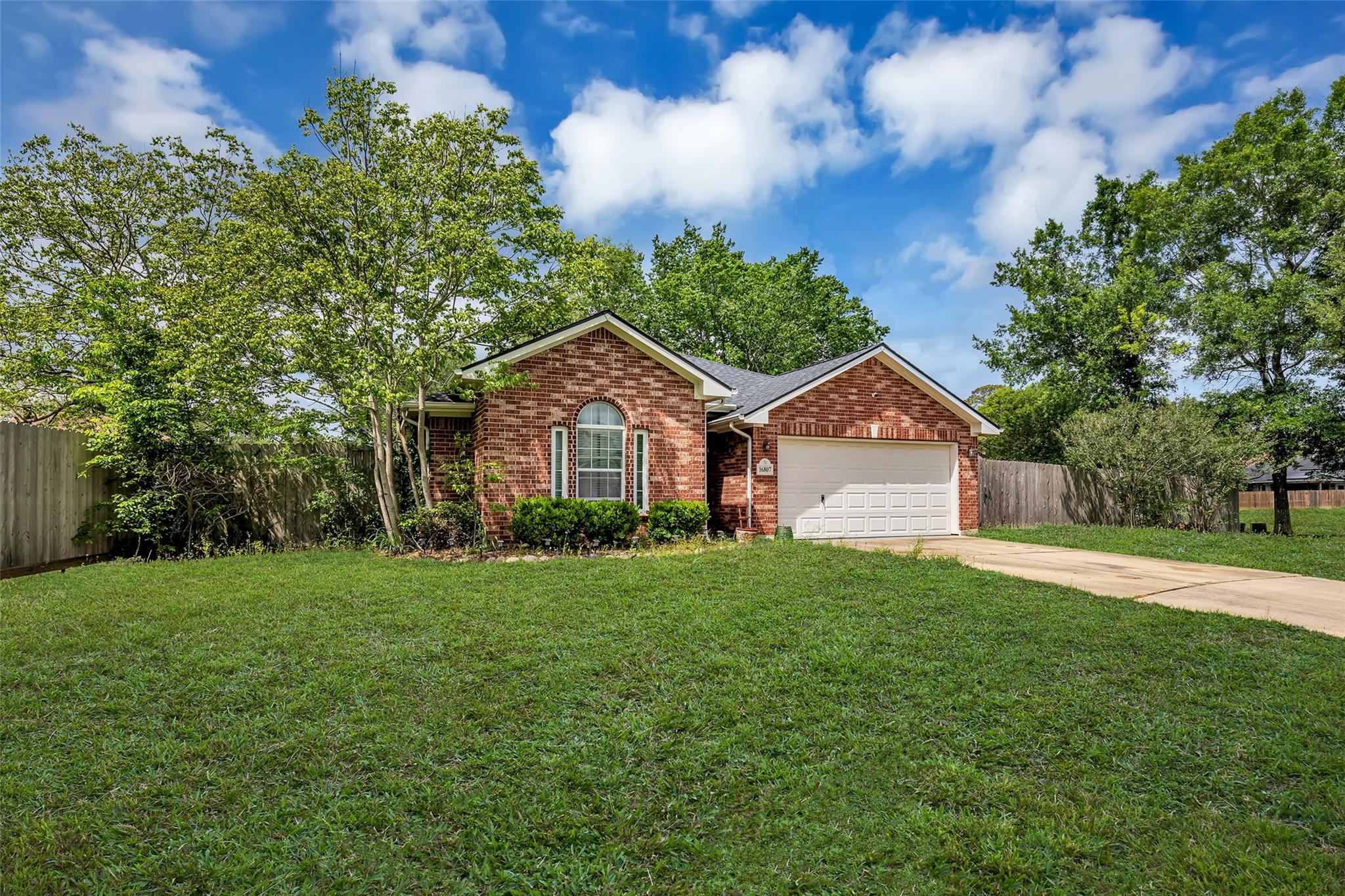 16807 Castoff Ct, Crosby, TX 77532