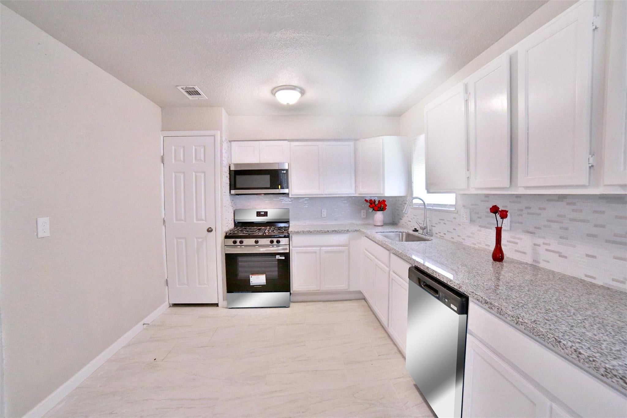 9409 Kentshire Dr, Houston, TX 77078 photo