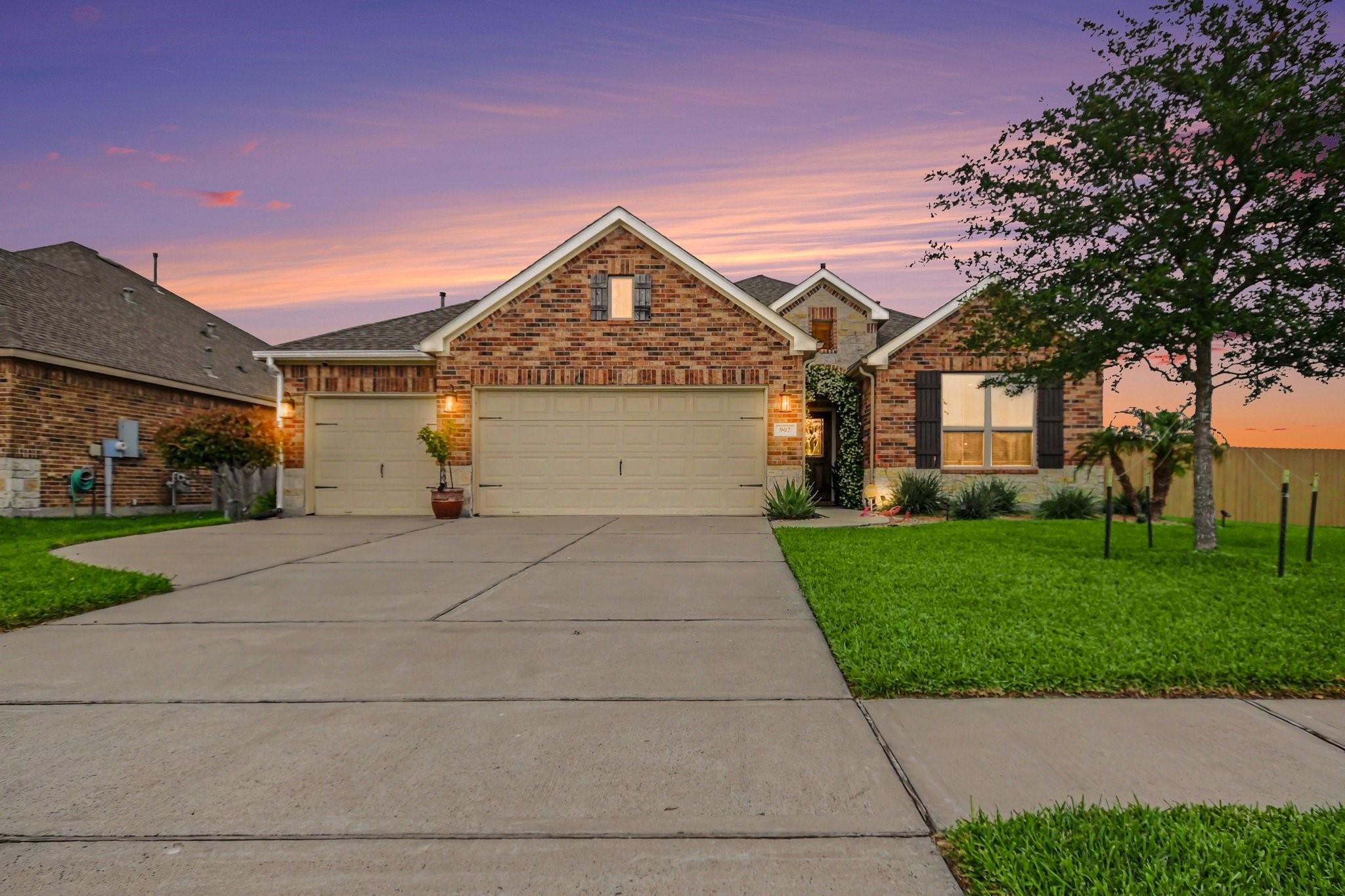 902 White Willow Dr, Texas City, TX 77590