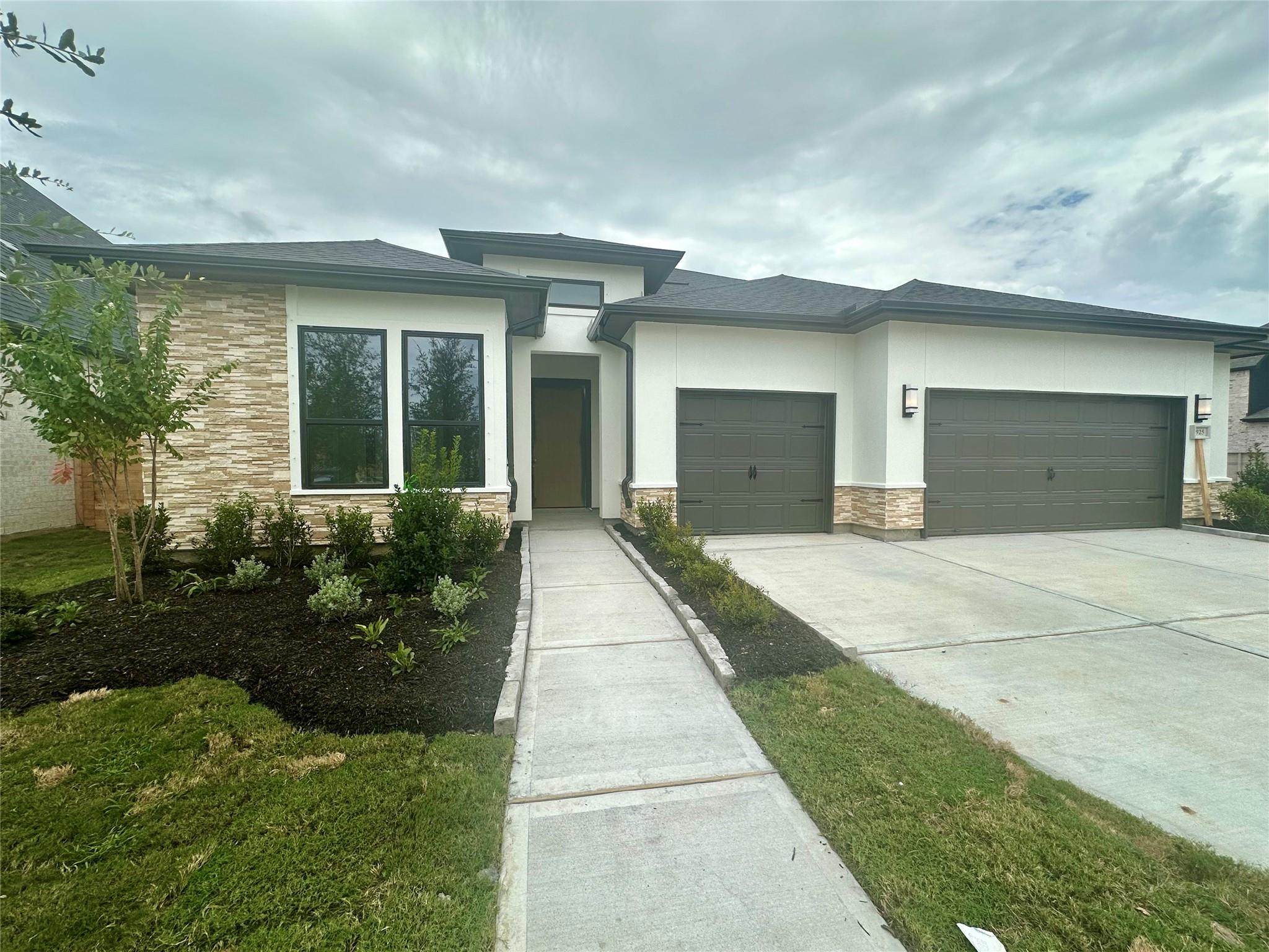925 Groundwater Way, League City, TX 77546