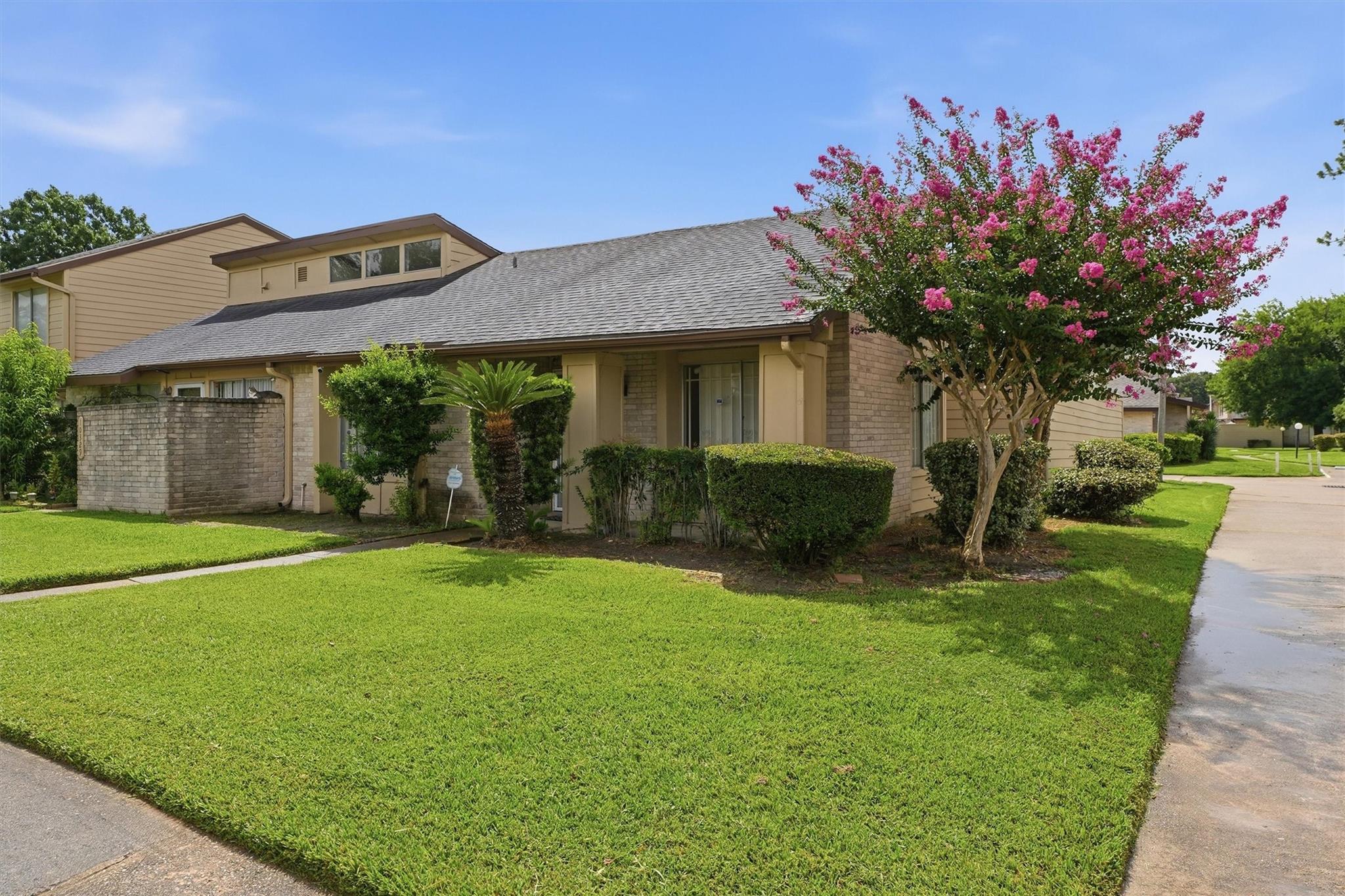 10331 Huntington Place Dr #331, Houston, TX 77099 photo