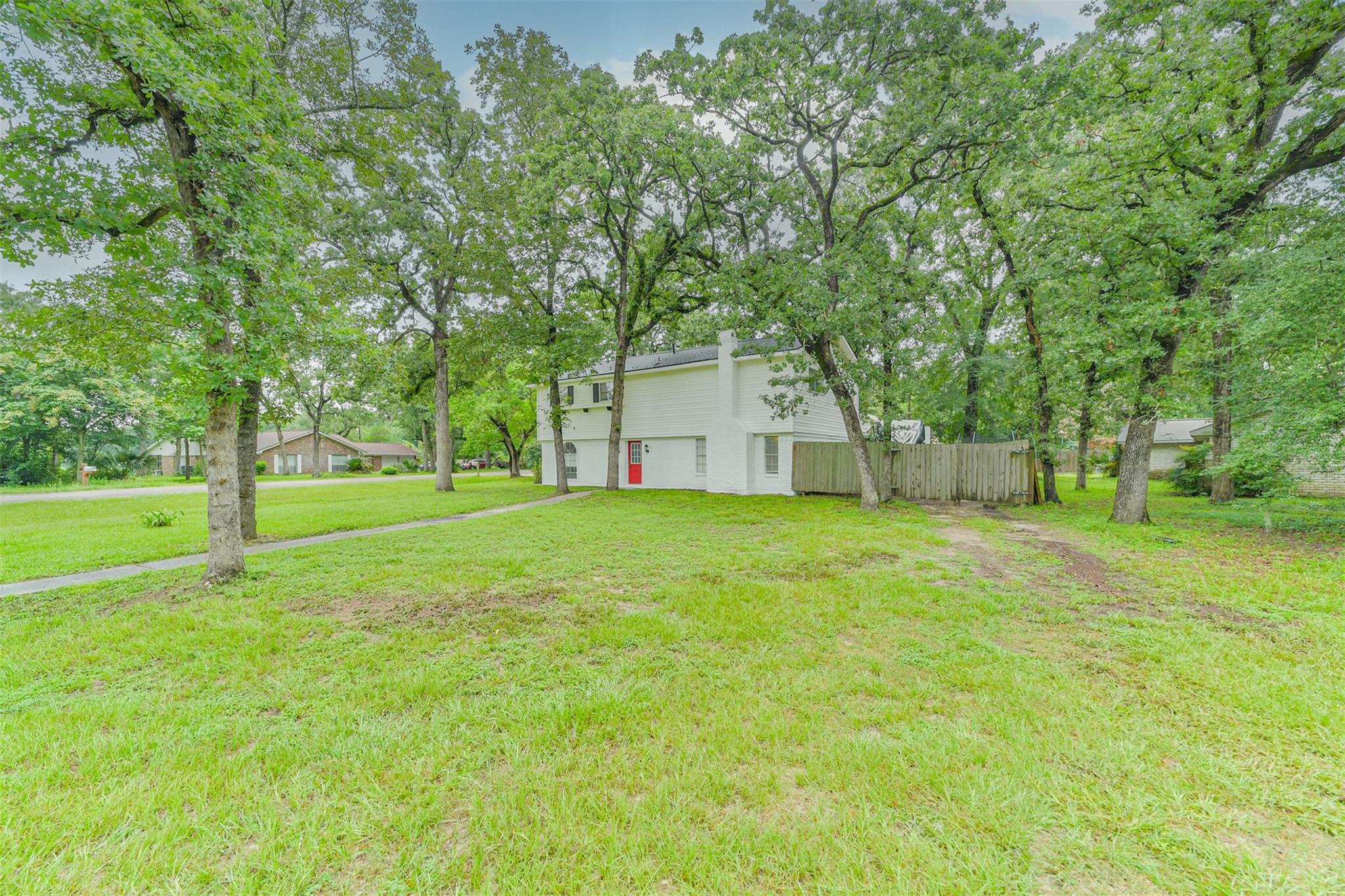 912 Brook Forest Dr, Conroe, TX 77385 photo