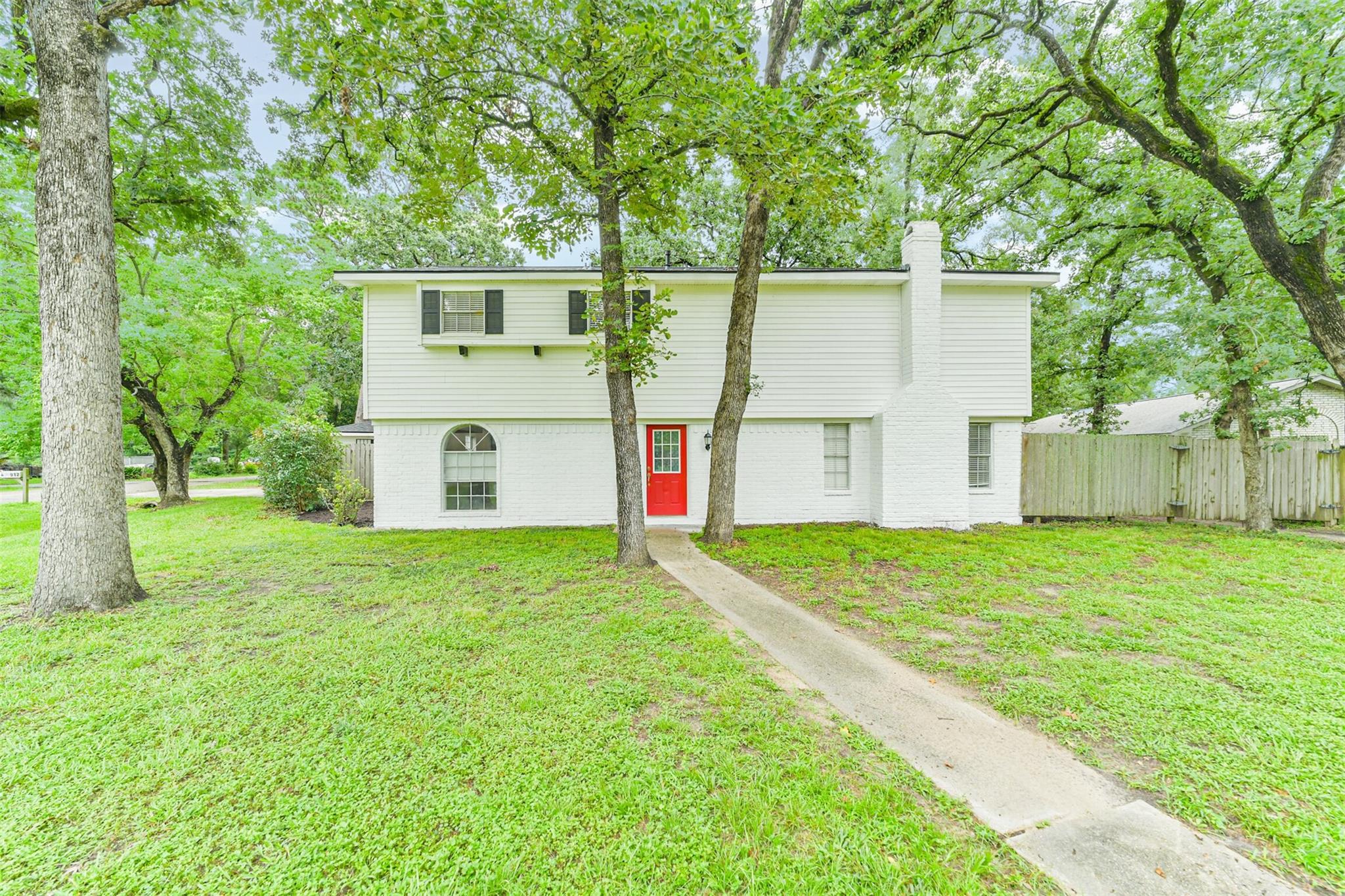 912 Brook Forest Dr, Conroe, TX 77385